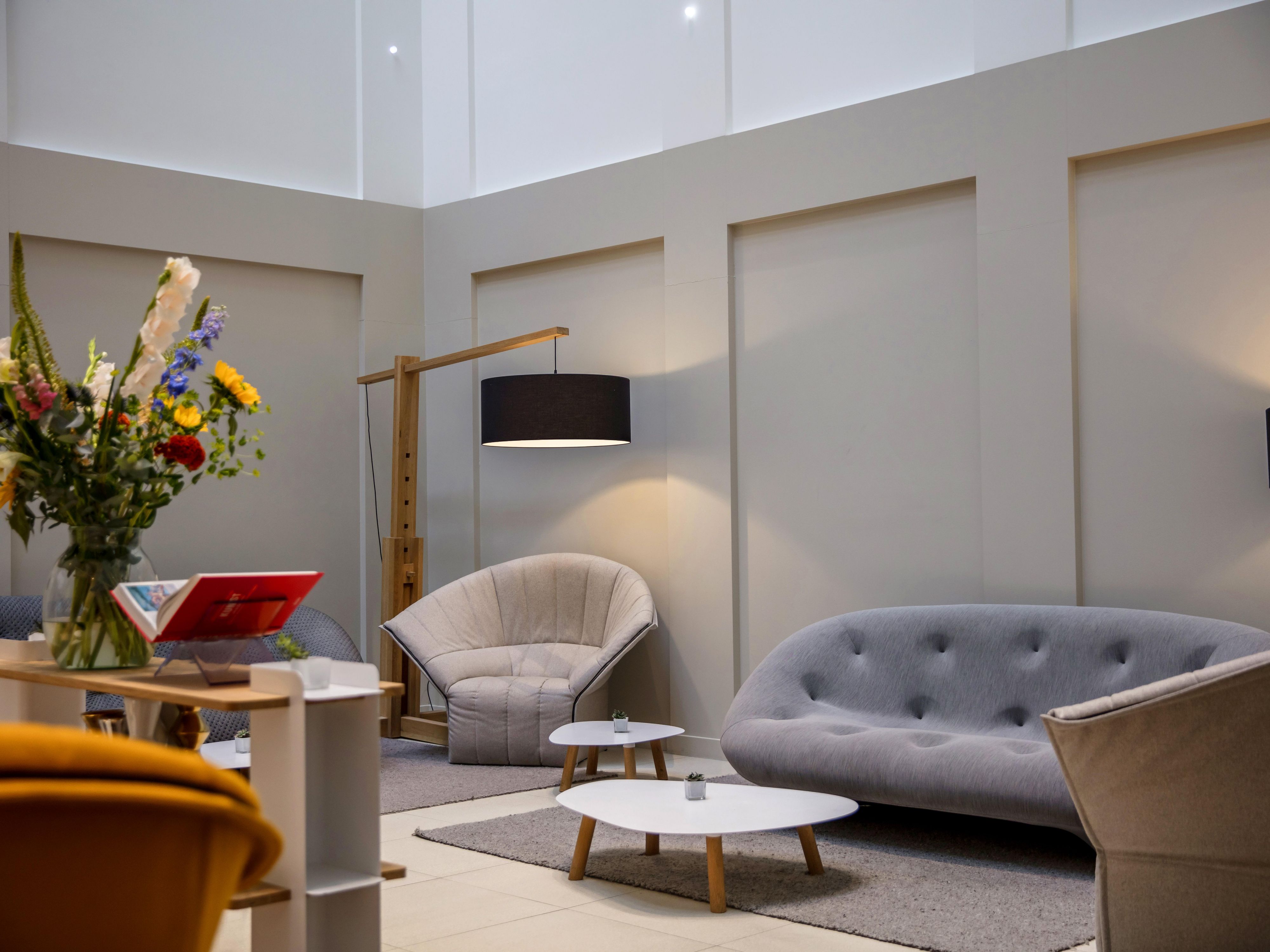 Holiday Inn Amsterdam Arena Towers is situated in the popular business and entertainment district of Amsterdam Southeast. The AFAS Live Music and Event Hall, the Ziggo Dome (concert hall) and the Ajax Football Stadium, the Johan Cruijff Arena are all located within walking distance from the hotel.