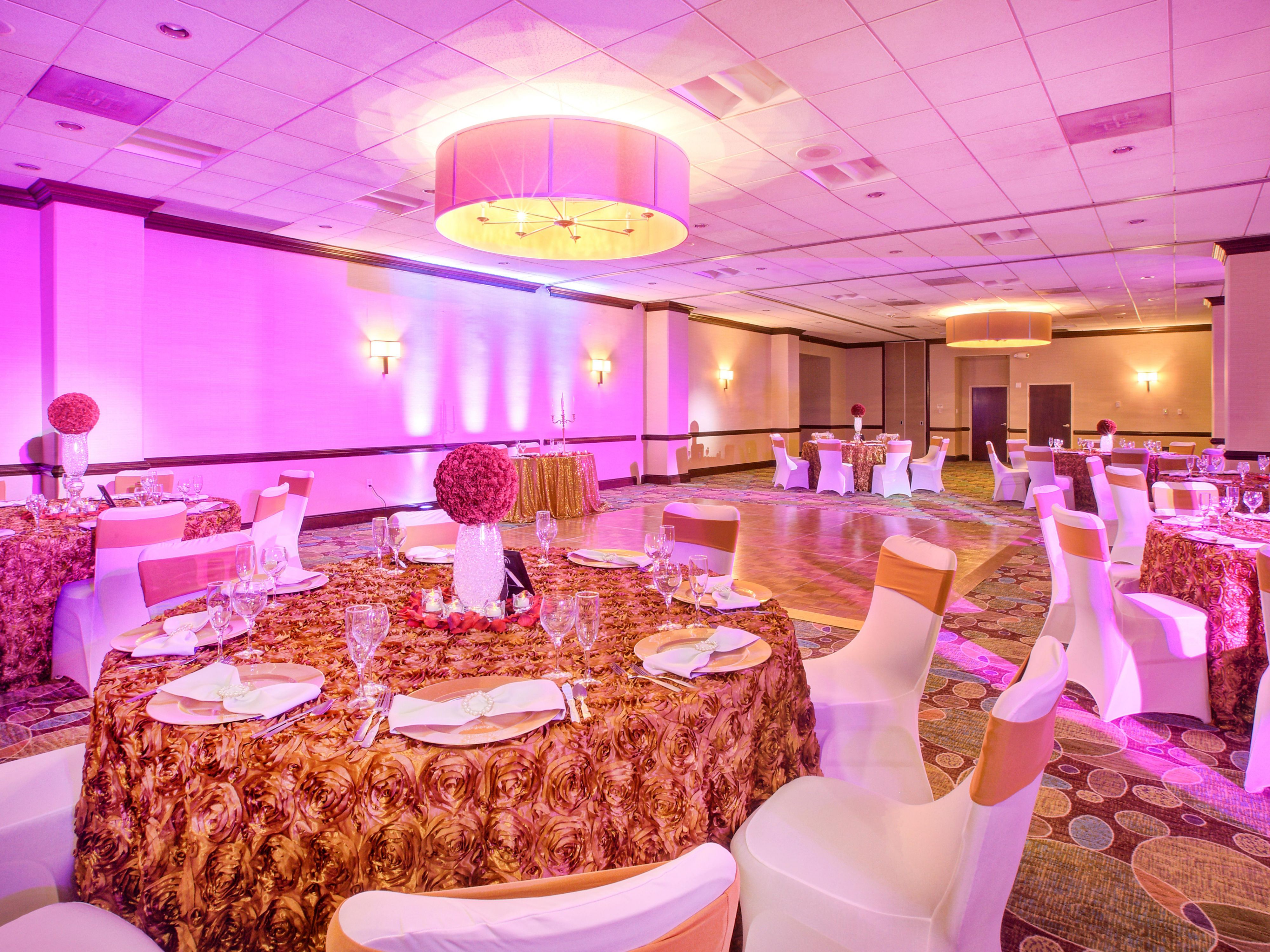 Celebrate life's most momentous occasions at the Holiday Inn National Airport. Whether you're planning a wedding, a milestone birthday, a family or military reunion, our first-class catering team will walk you through every detail of your special day. Our ideal location allows you to host up to 200 people, just minutes away from Washington, DC. 
