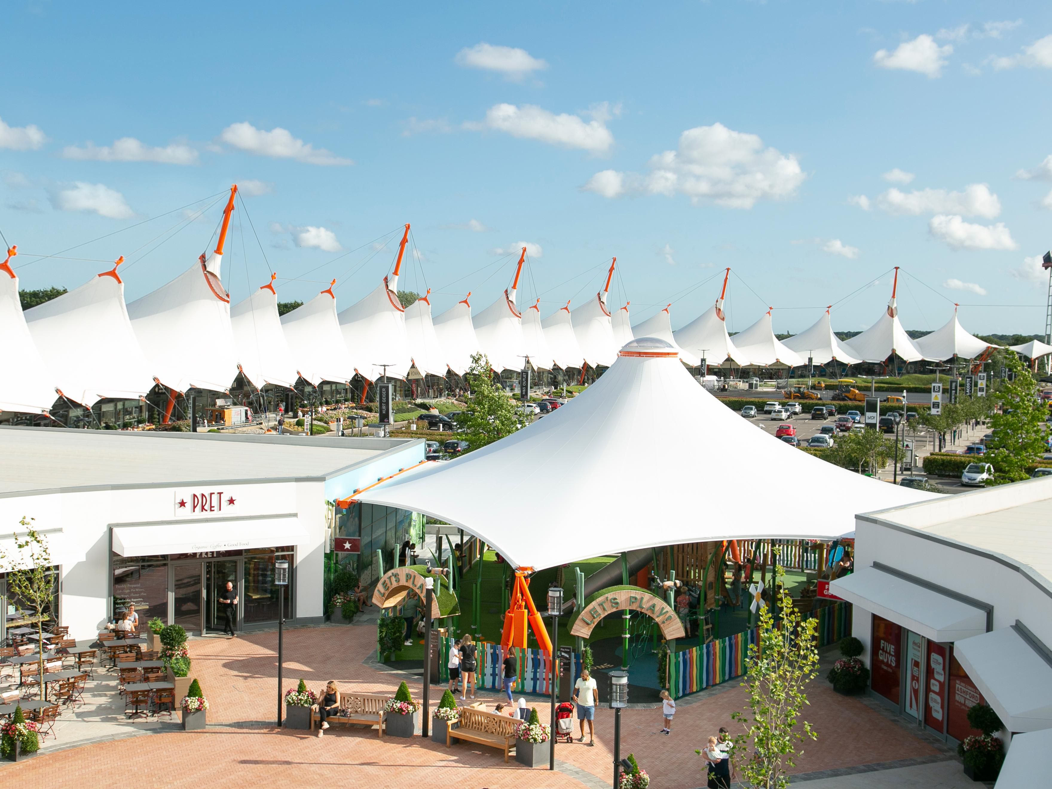 Enjoy shopping for your favourite designer brands at prices you'll love, with over 100 stores, as well as numerous restaurants and cafes on site. You can reach the Ashford Designer Outlet by car within 15 minutes. 