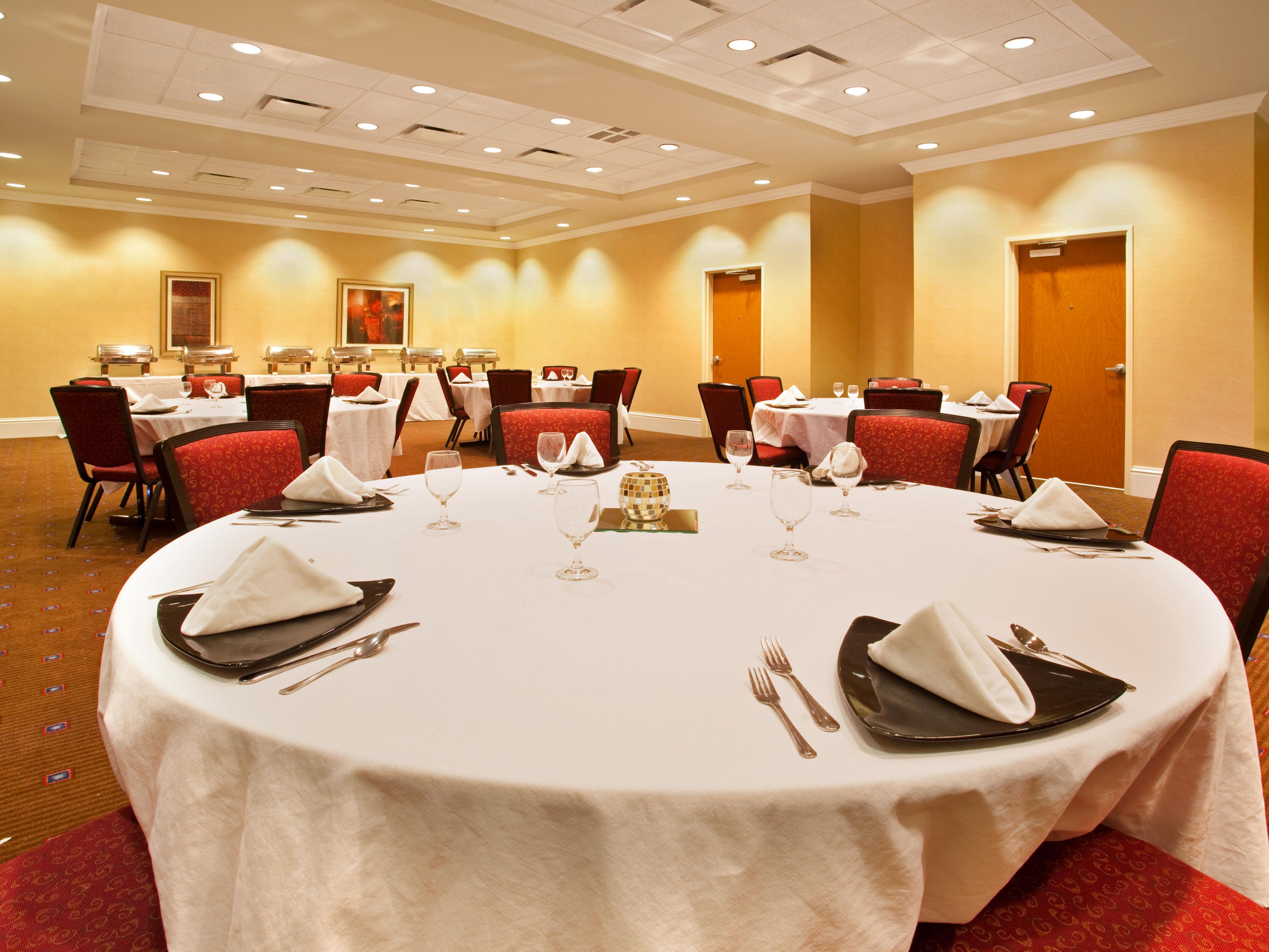 Looking for a place to host your next meeting or event? Look no further. Our customizable 2,000 sq. ft. meeting space may be just what you are looking for. This space is sure to impress, so contact our sales specialist to discuss your needs today.