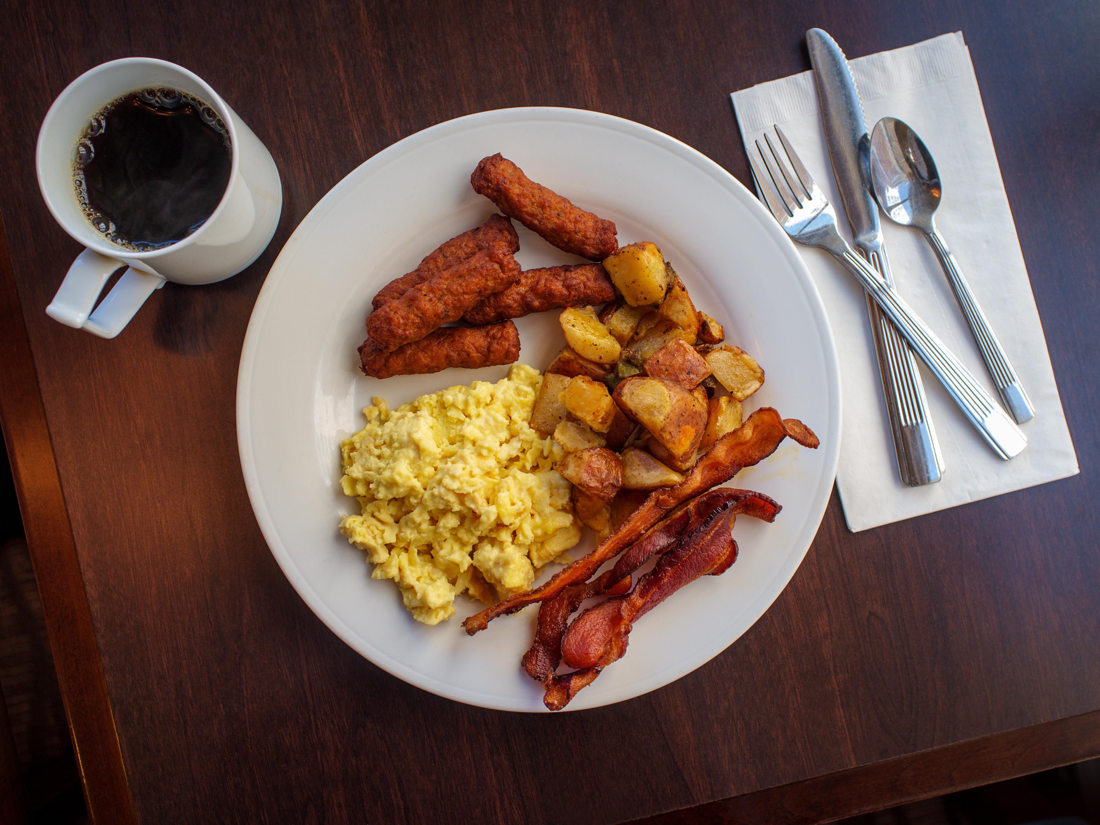 Enhance your stay at Holiday Inn Austin Town Lake by adding breakfast to your reservation. Enjoy a morning meal at The Boathouse Grill before exploring Lady Bird Lake, Rainey Street, and downtown Austin. Lakefront comfort and a central location make it easy to start your day right.