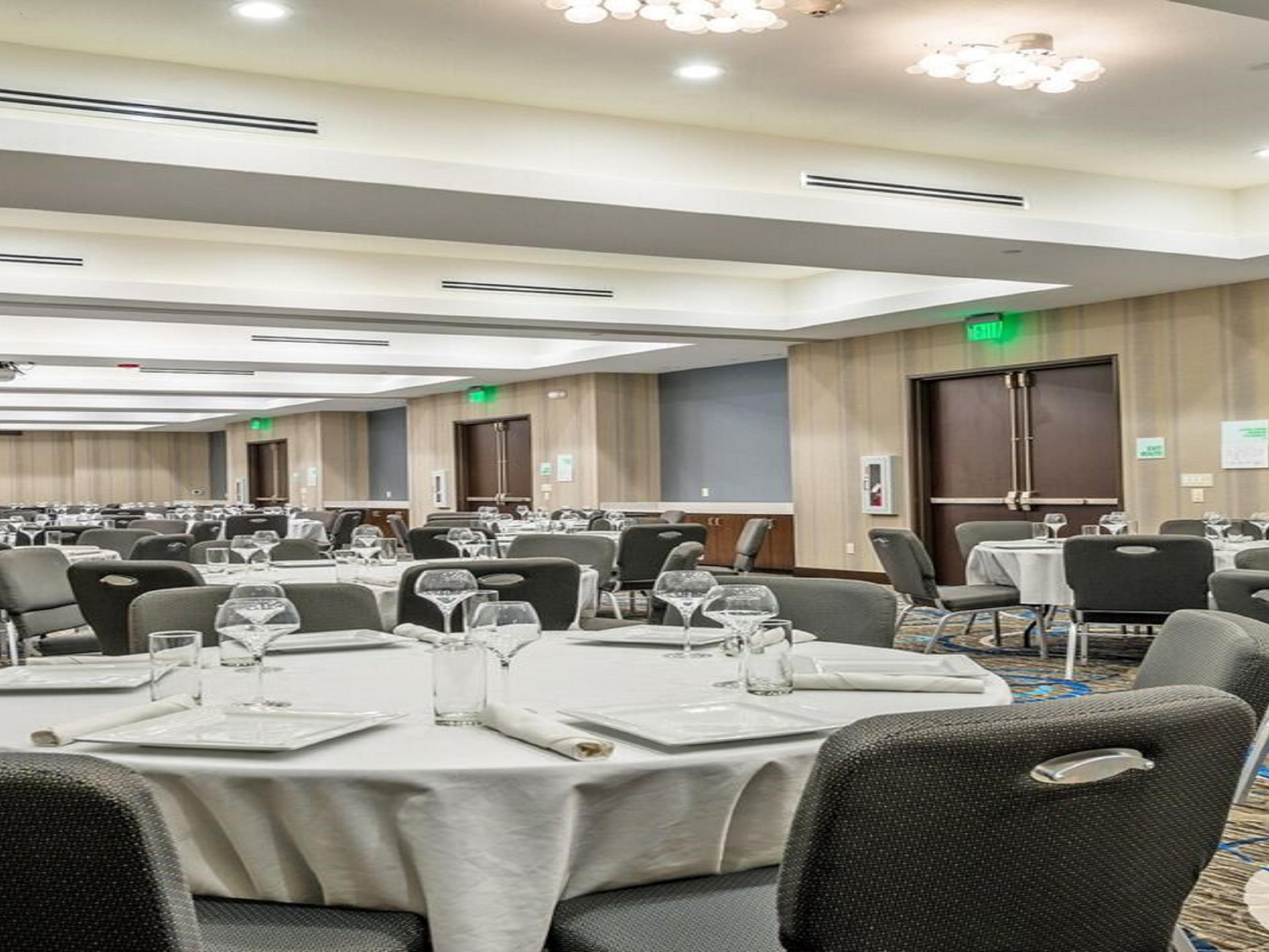 With  3000 square feet of flexible meeting spaces, state-of-the-art technology, customized menus, personalized services, uninterrupted internet connectivity, our venue is ideal for intimate weddings, socials, conferences, and celebrations. Special Group Rates are also available.  Contact our Sales Department  for more information.
