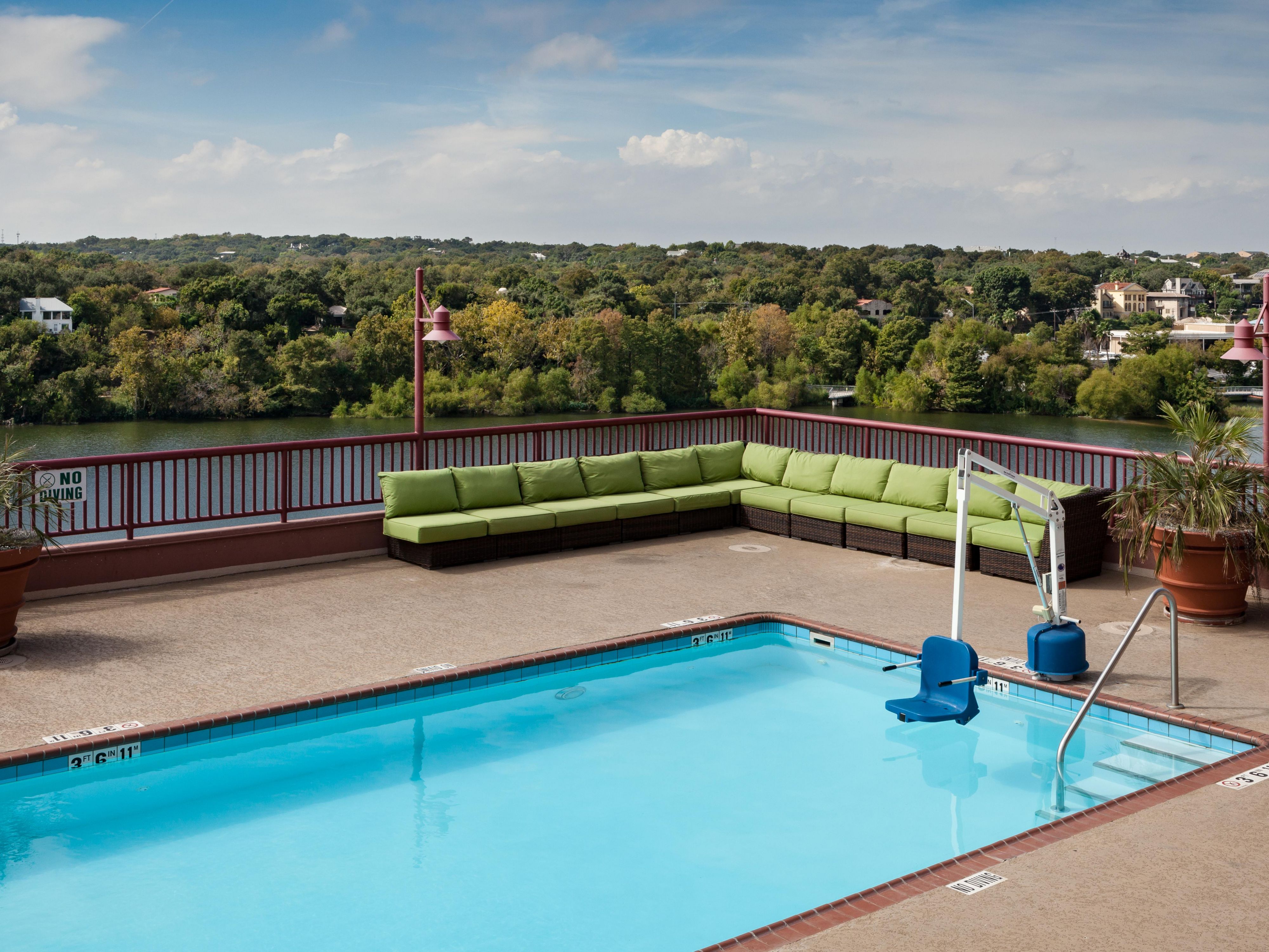 Cool off in the outdoor pool overlooking Lady Bird Lake and the Austin skyline. This inviting space provides a relaxing setting to enjoy the water, soak up the Texas sun, and take in scenic lake views just minutes from downtown Austin’s dining, entertainment, and outdoor recreation.