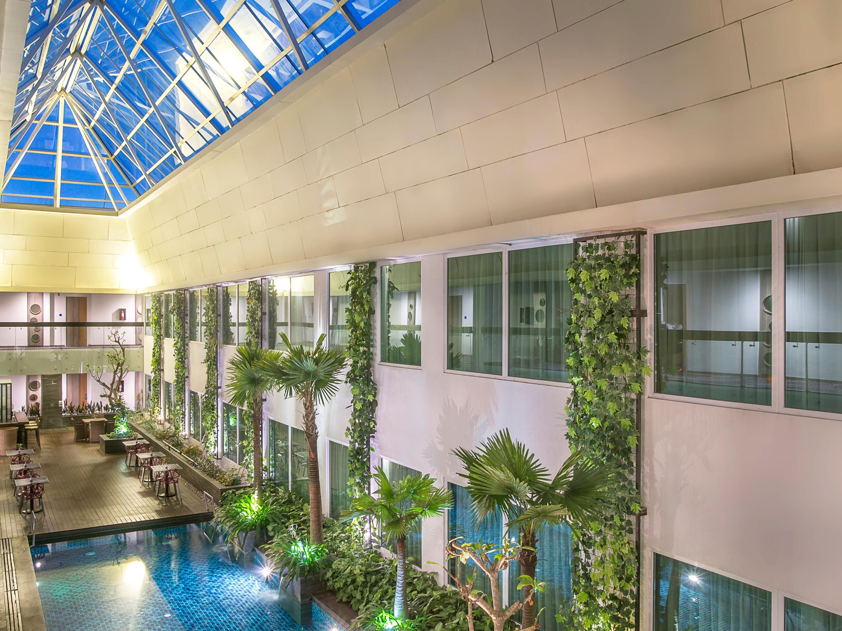 Kolam renang indoor tersedia untuk tamu yang menginap di kamar Eksekutif dan Suites. Sedangkan kolam renang outdoor dapat diakses oleh semua tamu. Buka setiap hari mulai pukul 7 pagi hingga 6 sore.