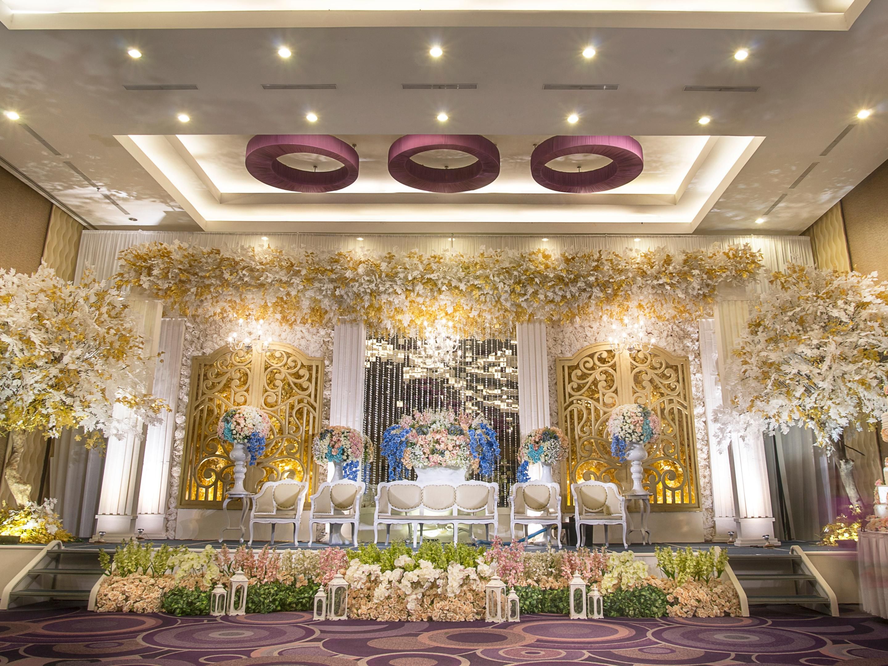 Simplicity meets beauty. Those will be the magical words to begin your wedding plan with us. Our wedding package offers a simple arrangement for a stunning and grand wedding reception. Our Convention Centre caters to up to 2.000 people and is suitable for Traditional Weddings, Chinese Weddings, and International Weddings.