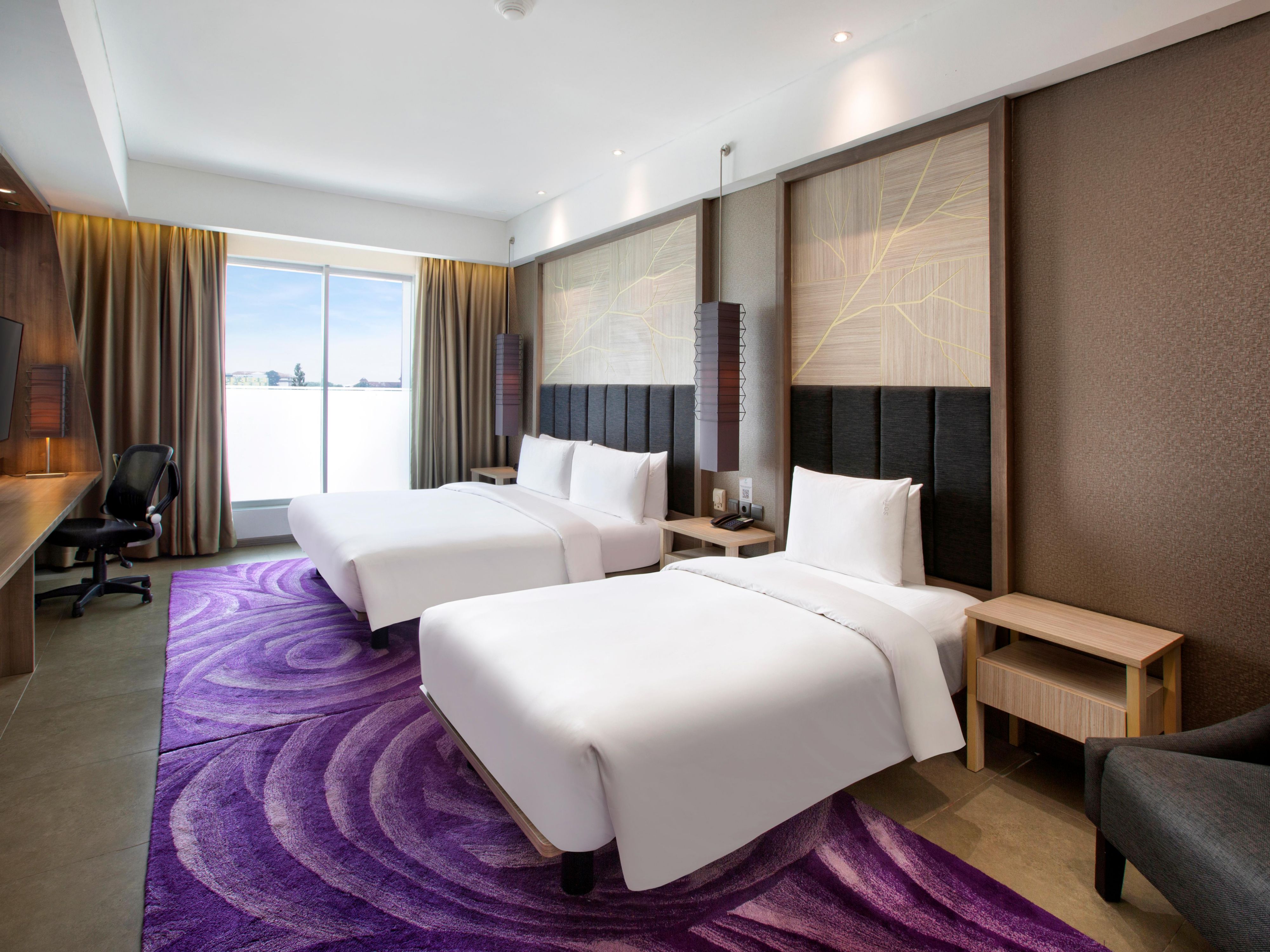 Bandung is well-known as a happy place for a family holiday. With many family tourist destinations in Bandung, Holiday Inn® Bandung Pasteur provides Family Rooms that are perfect for your holiday. Our Family Rooms sized 36 square meters, provide 1 single bed extra space for your little one's leisurely weekend within the same room.