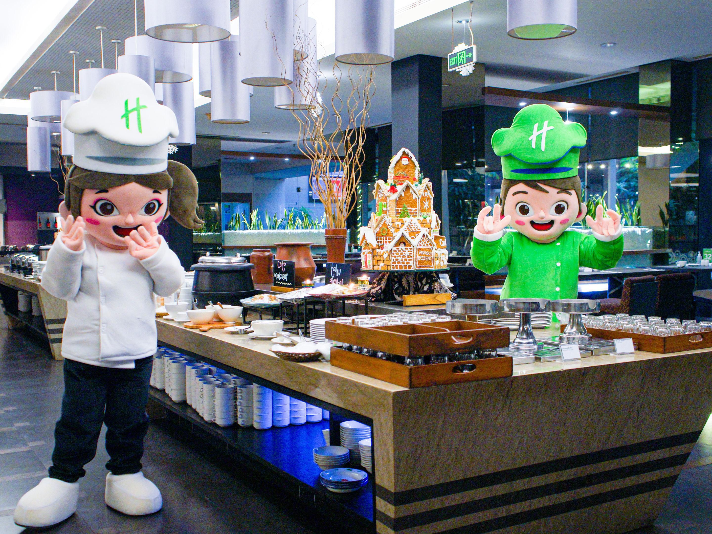 Holiday Inn Bandung Pasteur provide the Kids Activities every weekend morning. Located at G Floor or next to the outdoor swimming pool, this dedicated fun facility offers a multitude of features that will appeal to children, such as a cooking class, colouring, and you can meet with our friends "Anny & Timmy".