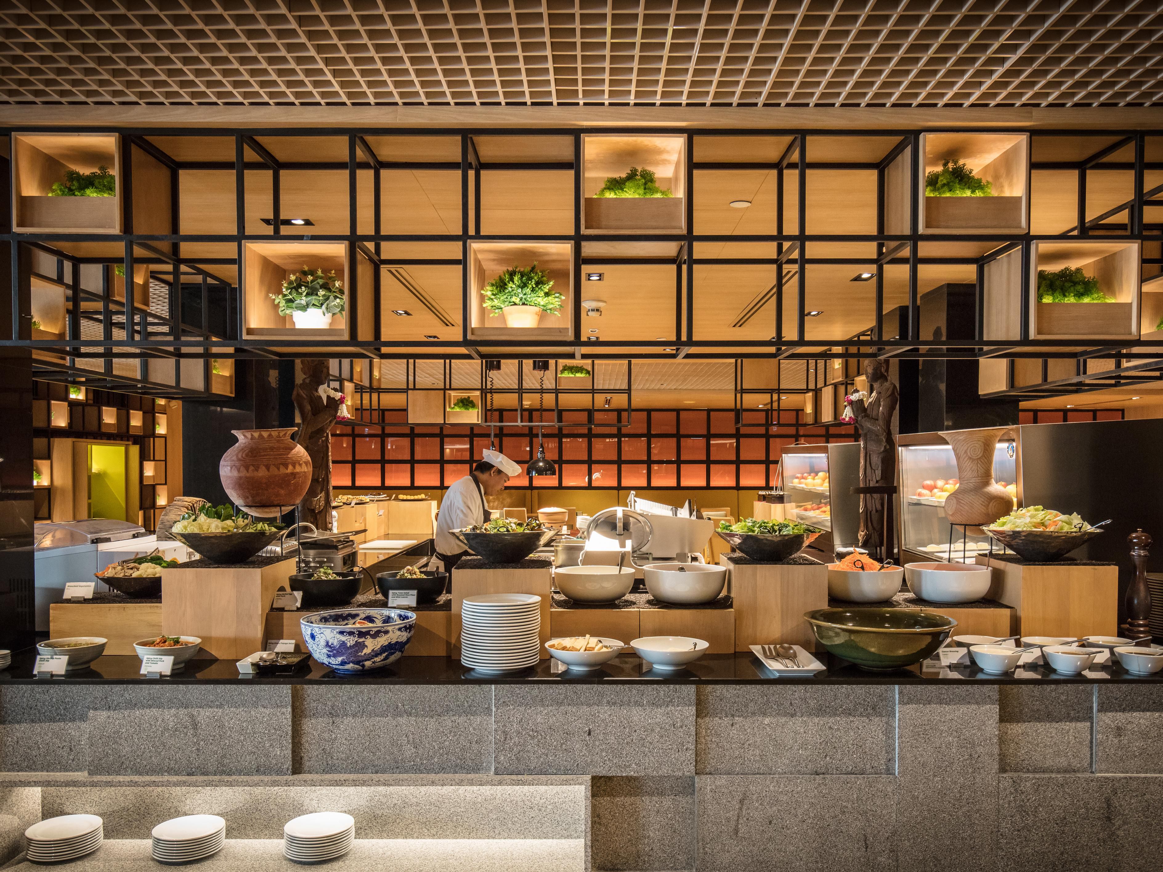 儿童免费用餐 - 仅限入住曼谷假日酒店的家庭。
该项适用于12岁及以下的儿童。儿童免费用餐优惠仅限每位成人每餐最多两名儿童。当随行至少一名入住酒店的成人，并且必须从全价餐厅购买至少一道主菜，或在Ginger餐厅享用自助早餐、午餐和晚餐。