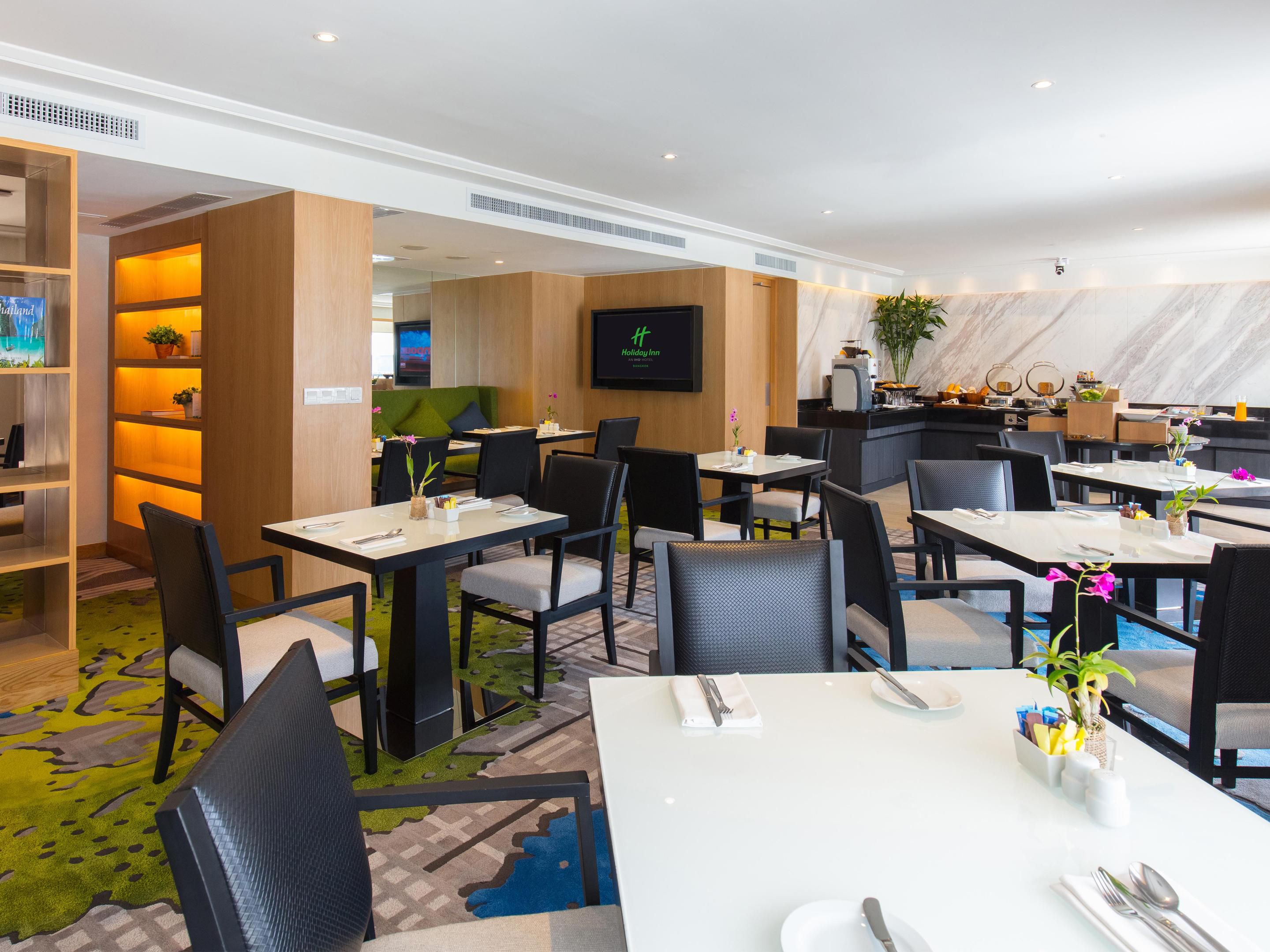 Enjoy exclusive perks at our Bangkok hotel in a good location. Our Executive Room, guests enjoy privileged access to the Executive Club Lounge, with complimentary breakfast, meeting room facilities, and evening cocktails. Reserved for our Executive Room guests, this experience offers personalized service for a truly unforgettable stay.