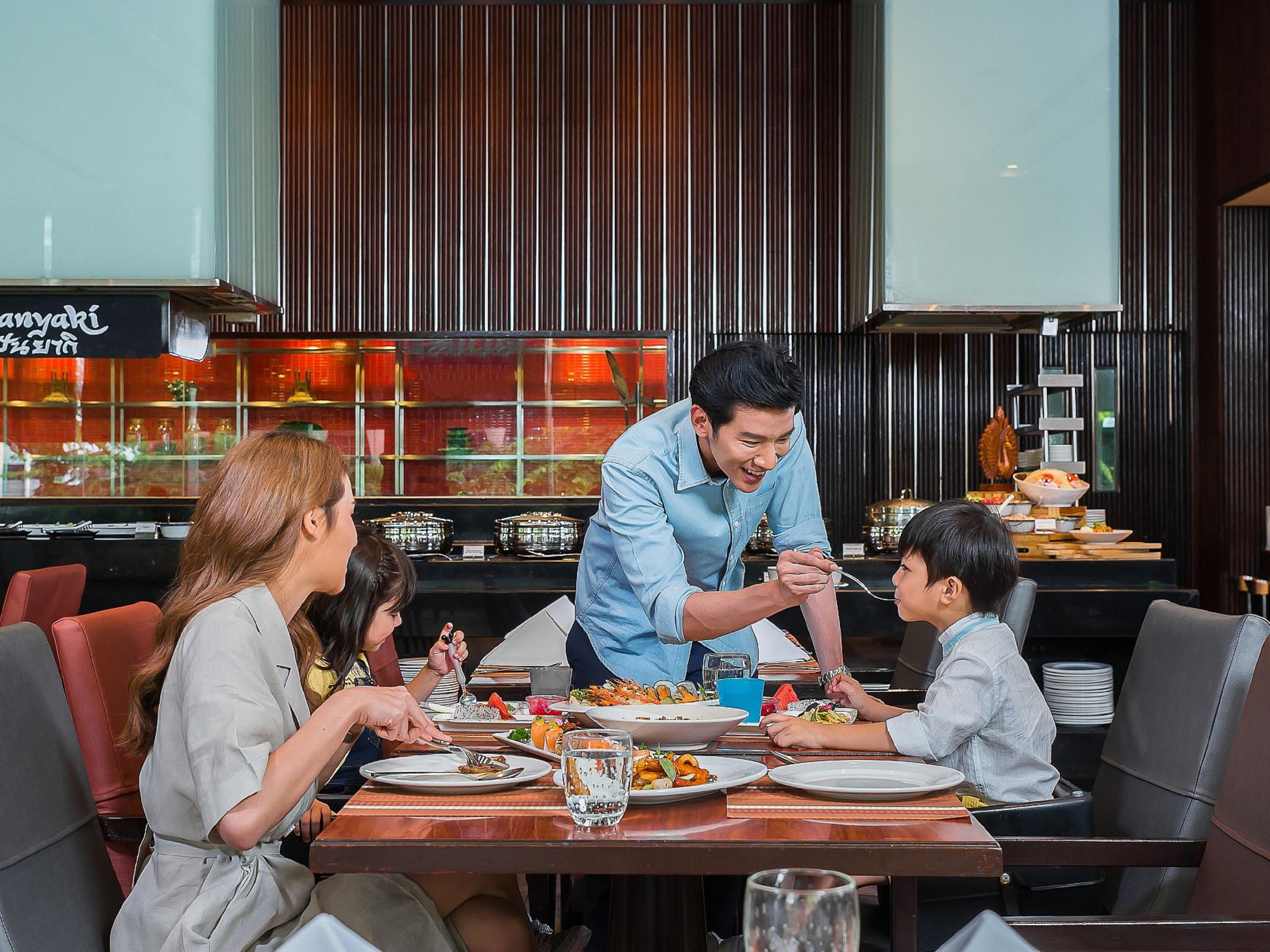 Our casual, chic all-day dining venue offers a rotating mix of international buffets, filled with an abundance of Asian and Western delights. Here, you’ll discover a live noodle and pasta station, tandoori oven, and teppanyaki grill. The Brasserie is open every day, and offers a seating capacity for 144 pax.