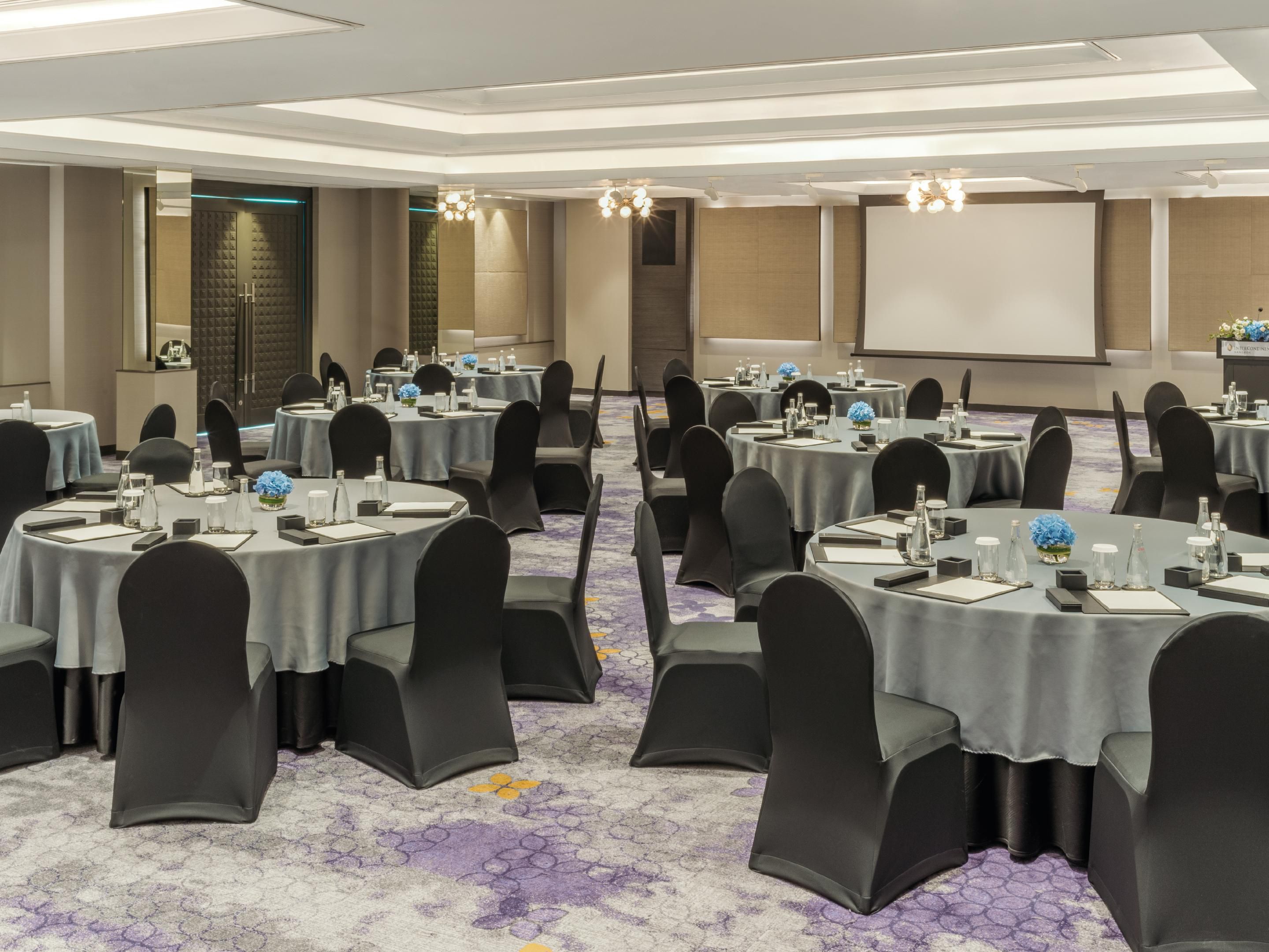Host meetings at our centrally located Bangkok hotel. We provide an ideal space for conferences, networking, and social events. For smaller gatherings, our hotel offers a charming setting, while larger celebrations benefit from our connection to the InterContinental Bangkok conference and meeting centre, boasting 19 versatile meeting venues. 