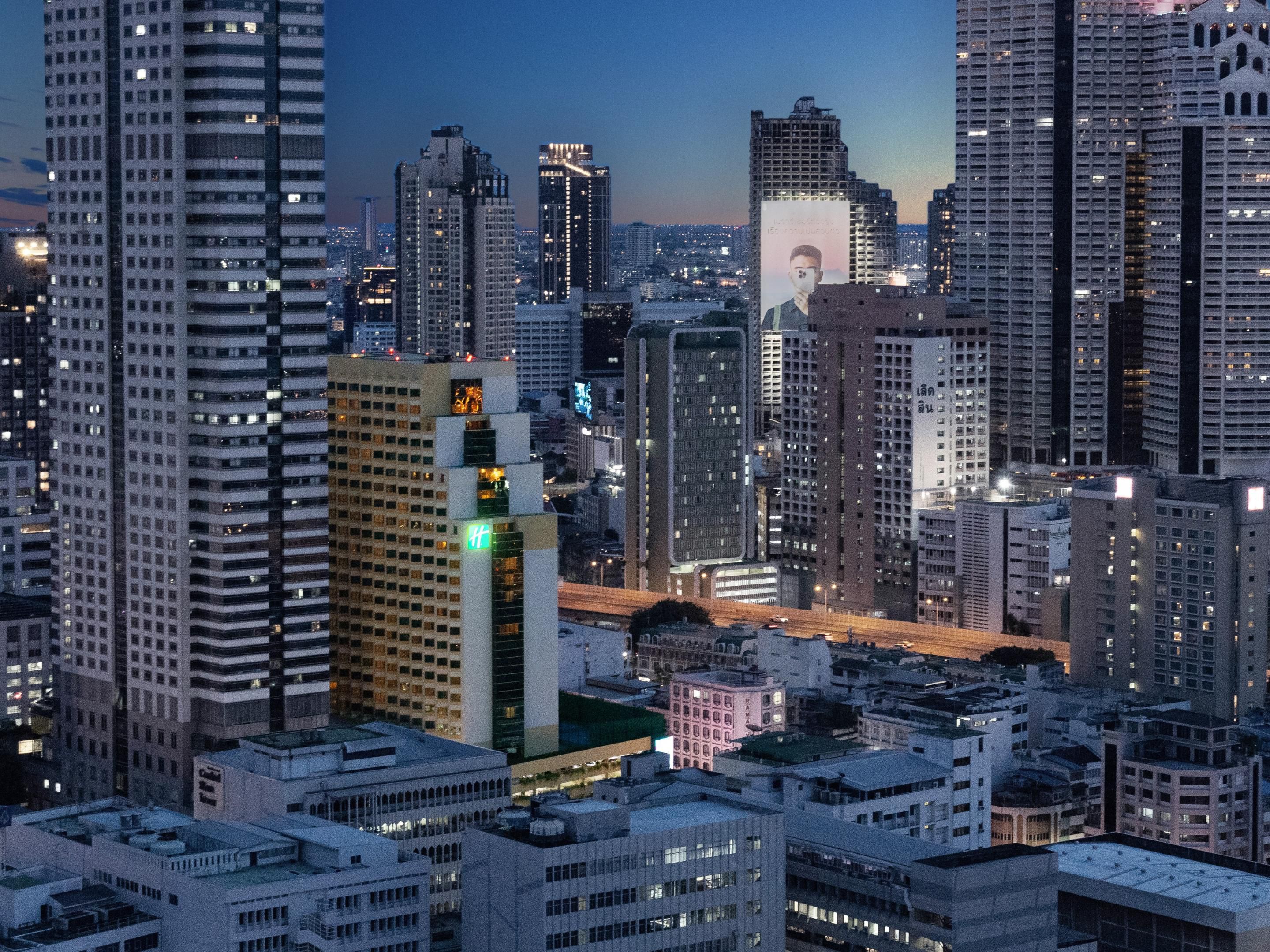 Discover unparalleled convenience at our prime location on Silom Road, adjacent to the Jewelry Trade Centre and surrounded by vibrant entertainment hubs. Feel the essence of Silom as you transition from leisure and sophistication to excitement and relaxation. Holiday Inn Bangkok Silom ensures an unforgettable stay in the heart of a dynamic city.
