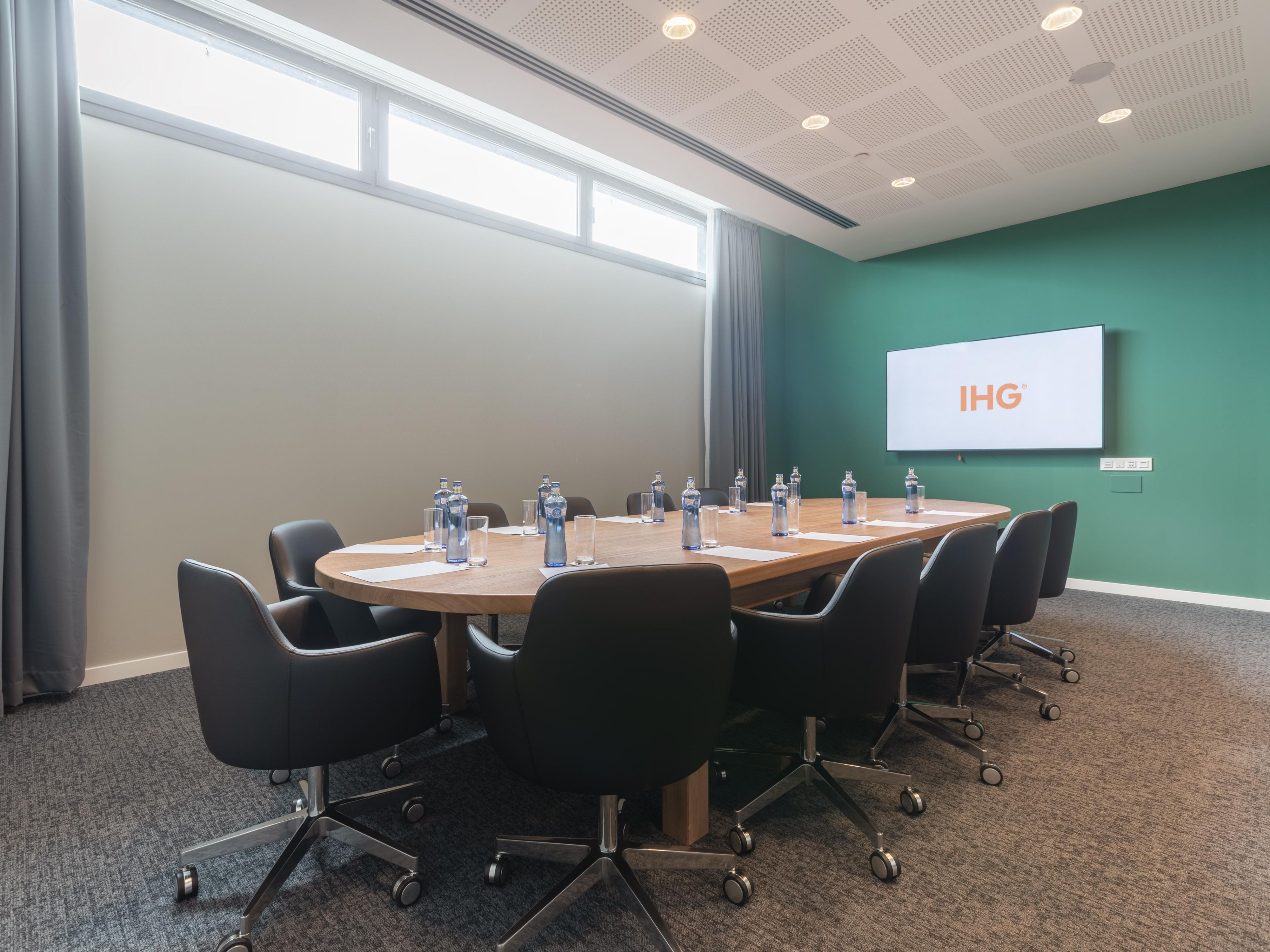 El Holiday Inn Barcelona-Sant Cugat le ofrece 250 m² de área de conferencias y reuniones, que se divide en 3 salas pequeñas y 3 salas de reuniones más grandes que se pueden abrir a una. Para eventos al aire libre se pueden utilizar nuestra terraza exterior del restaurante o disfrutar de cócteles y eventos en la terraza de la azotea.