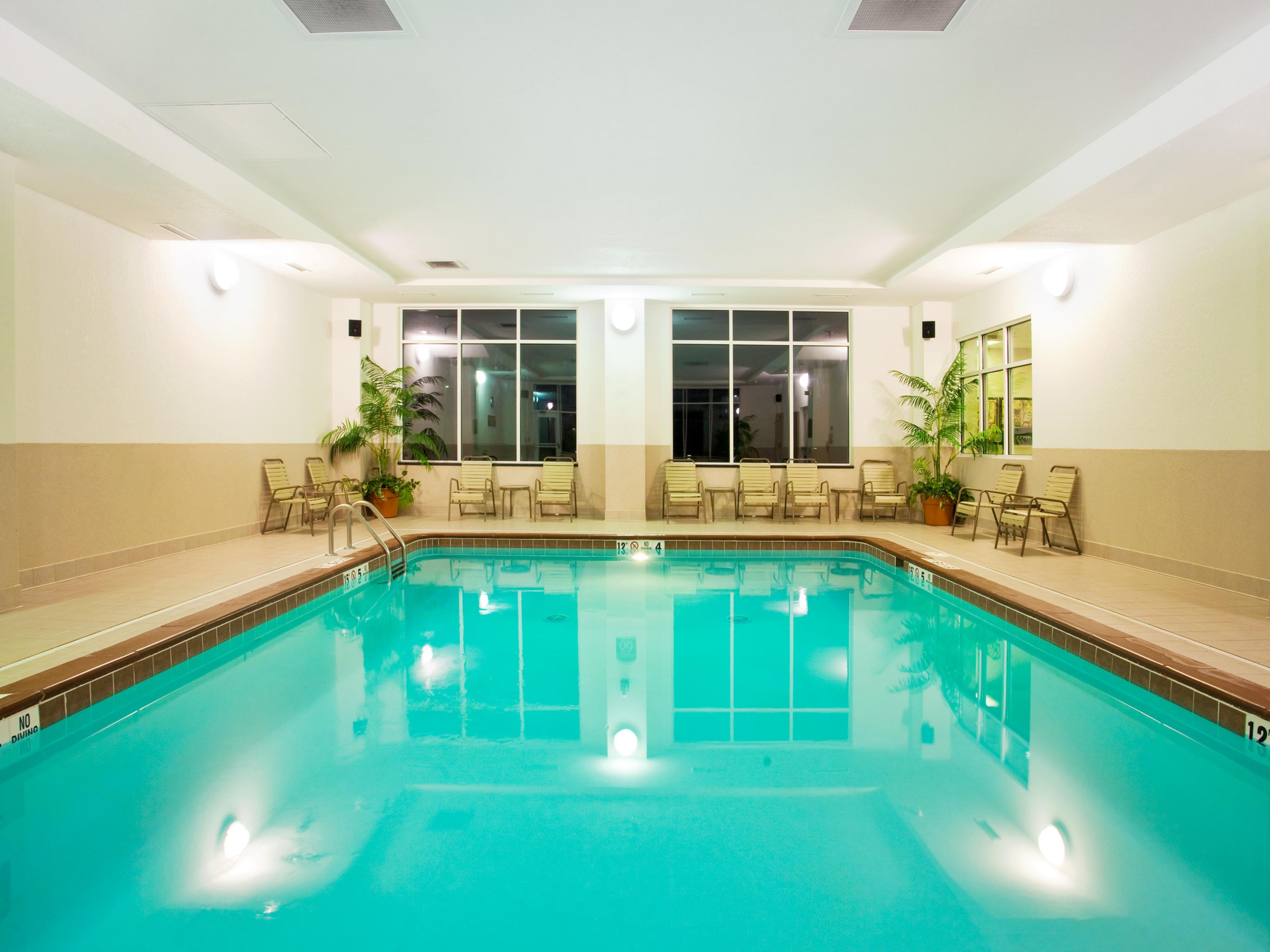Nossa piscina está aberta para diversão ou relaxamento para sua família. Não há maneira melhor de fechar o verão do que com uma estadia inteligente.