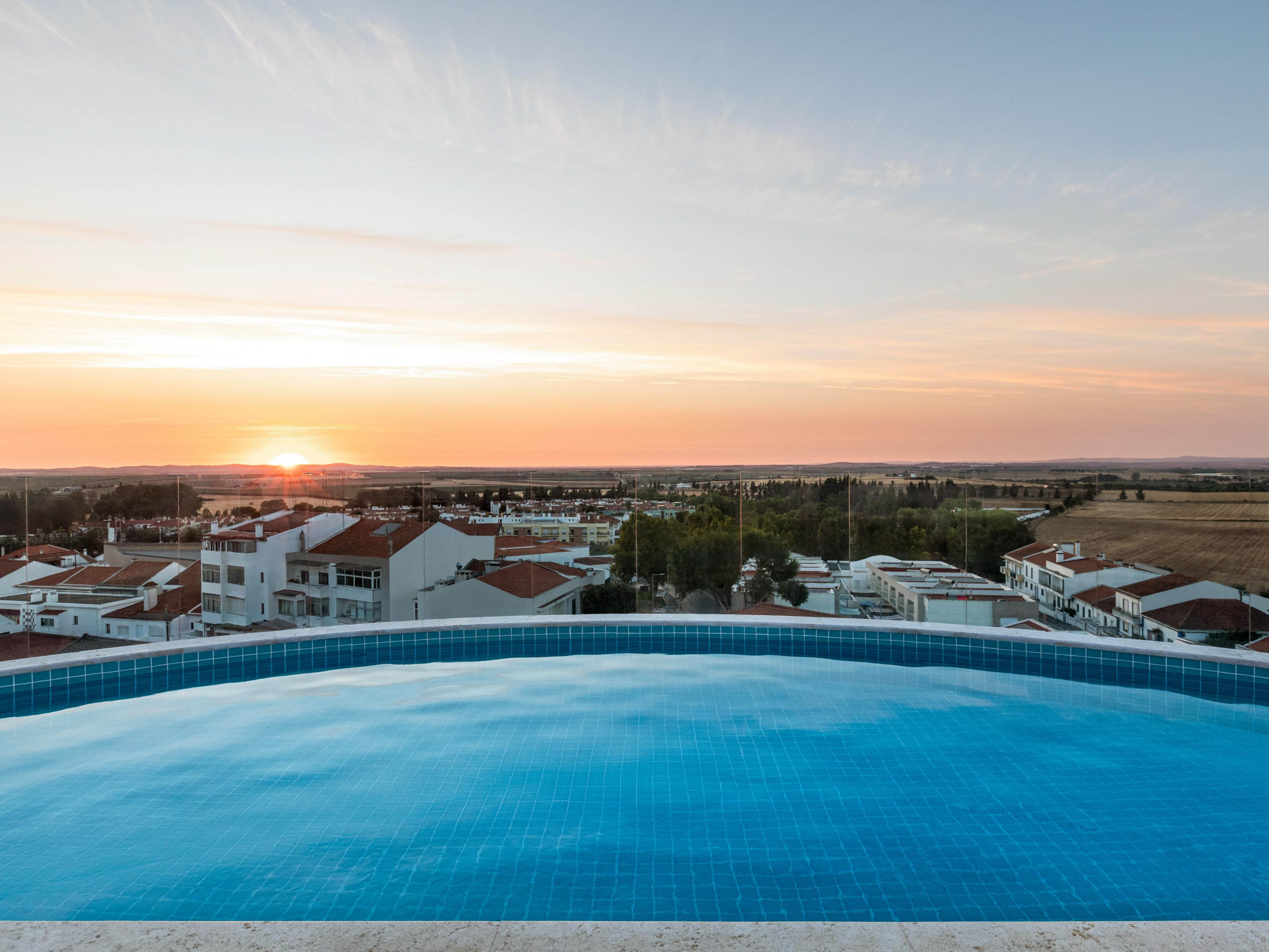 You're invited to our weekly rooftop parties, where the energy is high and the summer atmosphere is in full swing. Enjoy the sounds of our DJ while soaking up the views and beautiful Alentejo evenings from 6 PM to 9 PM. Best of all, entry is free of charge. Contact us for more information.