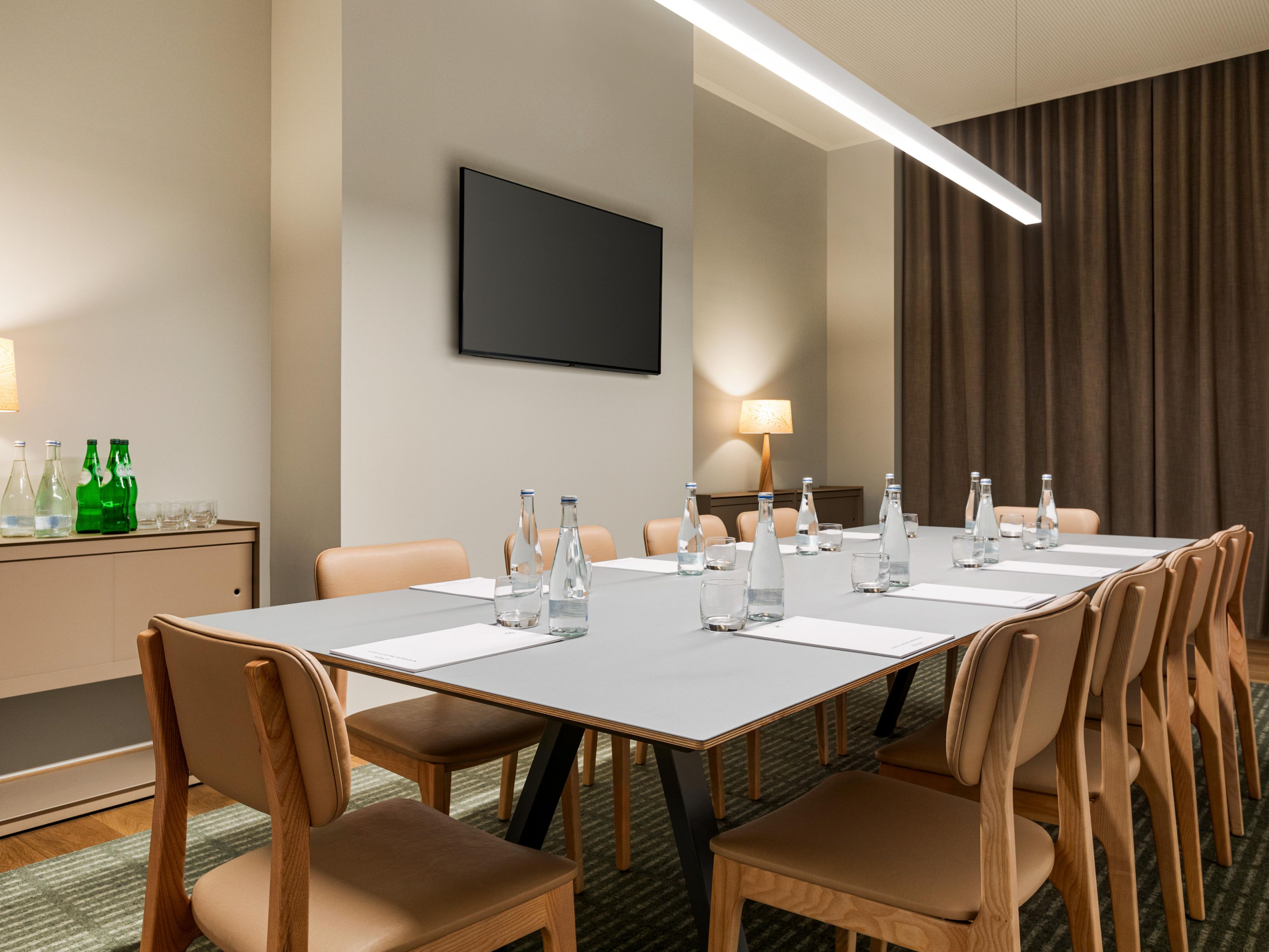 Elevate your business meetings or training sessions in our versatile event spaces at Holiday Inn Beja. With the capacity to accommodate intimate meetings up to 12 people, to large events for 200 guests. Our event spaces are equipped with modern technology and on-site support, for a seamless event. Don’t hesitate to contact our team for assistance.