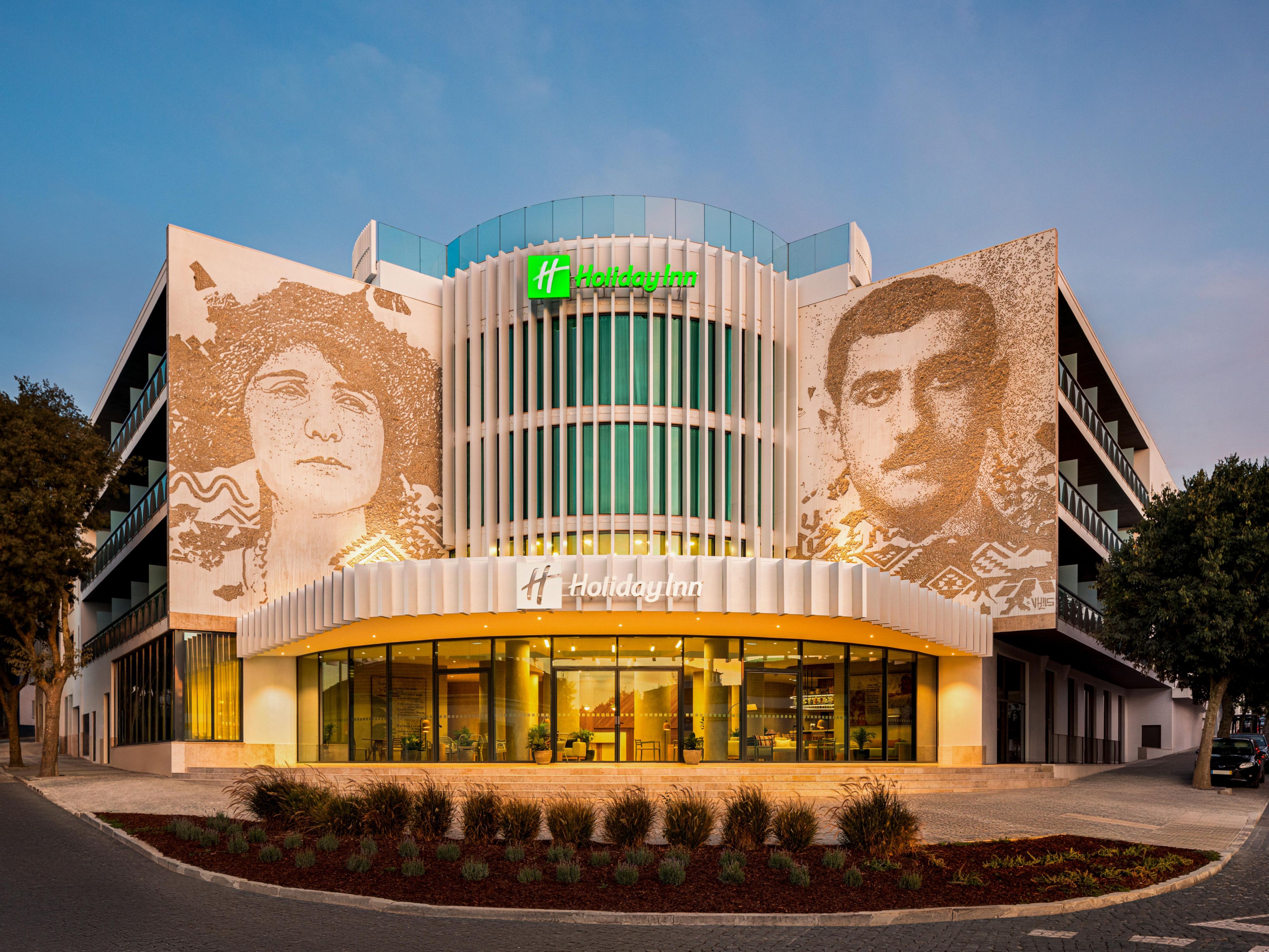Adorned with a striking sculptural art installation by the acclaimed Portuguese artist Vhils. Discover a profound respect for local culture and heritage during your stay at Holiday Inn Beja. From the hotel exterior, to tapestry artwork indoors which pay homage to two of Beja’s most significant cultural icons—poets Mário Beirão and Florbela Espanca.