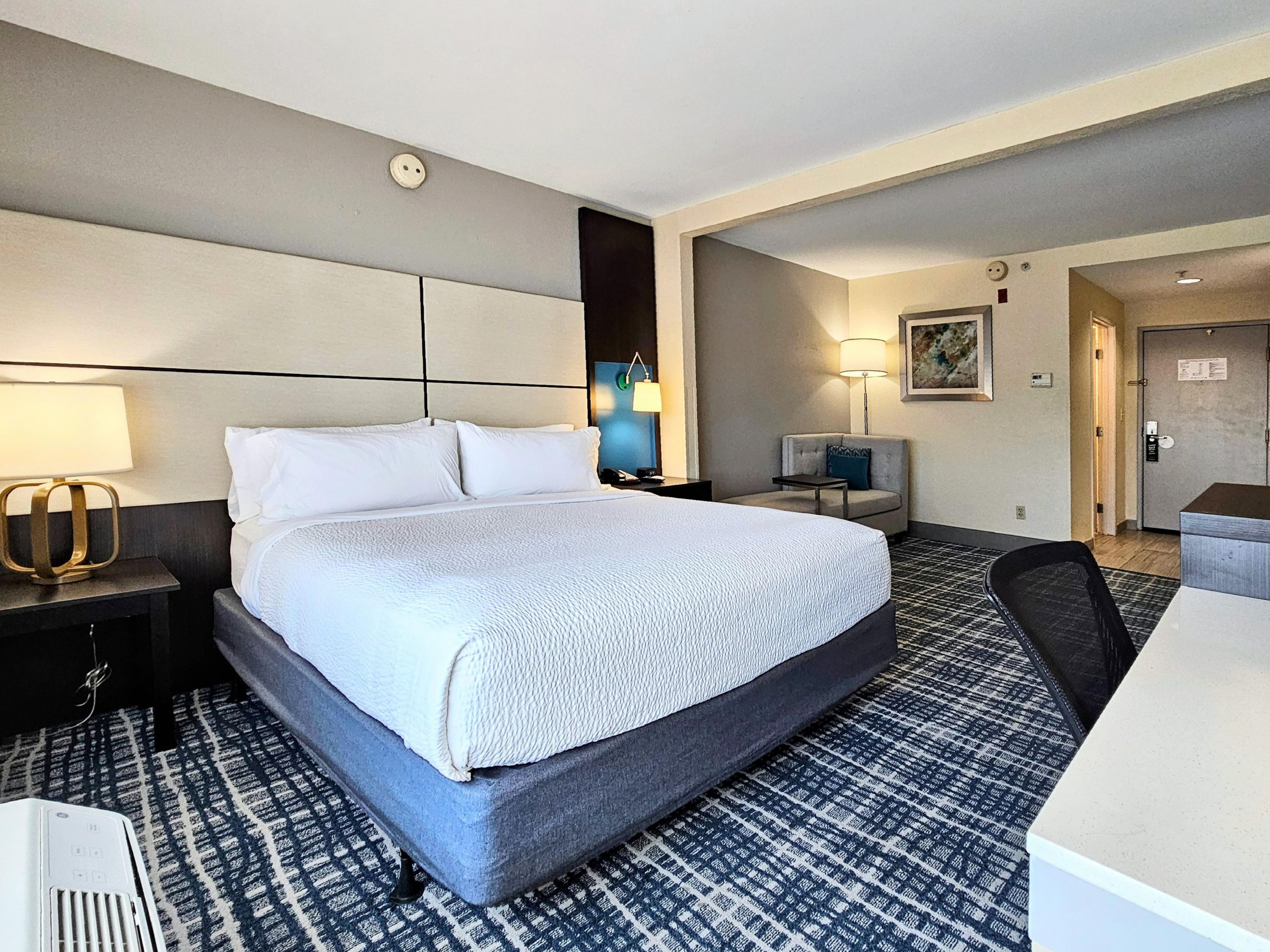 Ein Zimmer mit Kingsize-Bett