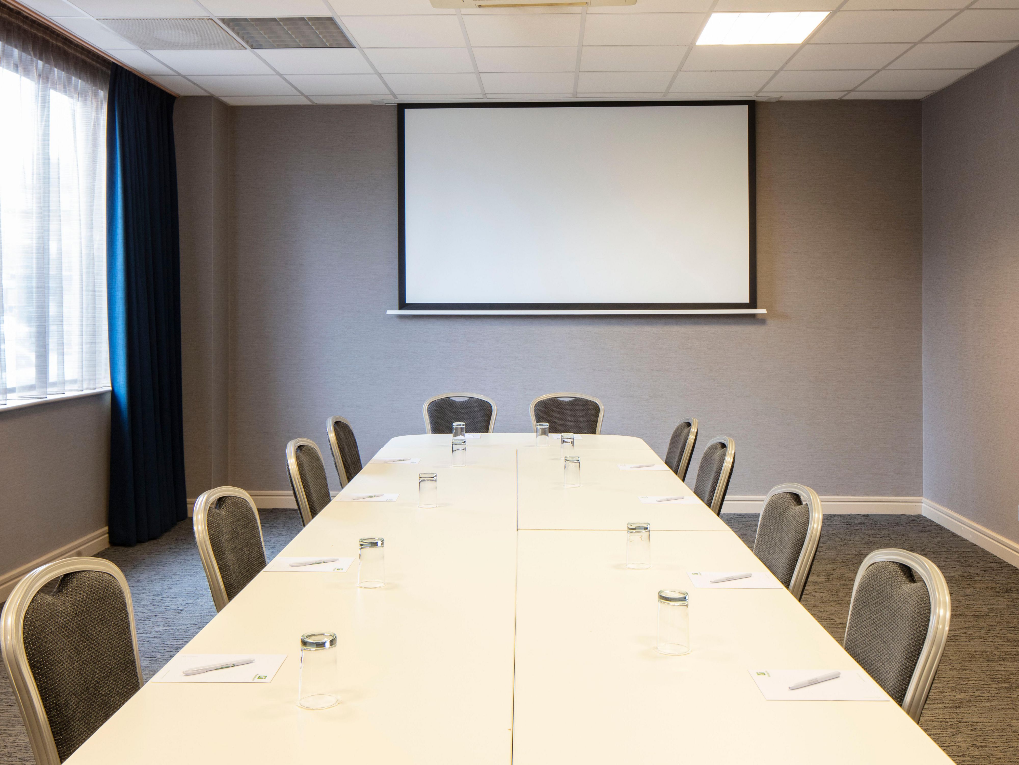 Want to be located in the city centre and within a short reach from the main transport infrastructures? Our Lincoln Suite is ideal to accommodate boardroom meetings, seminars and small trainings or workshops. This versatile space can accommodate different layouts and is equipped with a projector and screen. We also offer catering on-site.