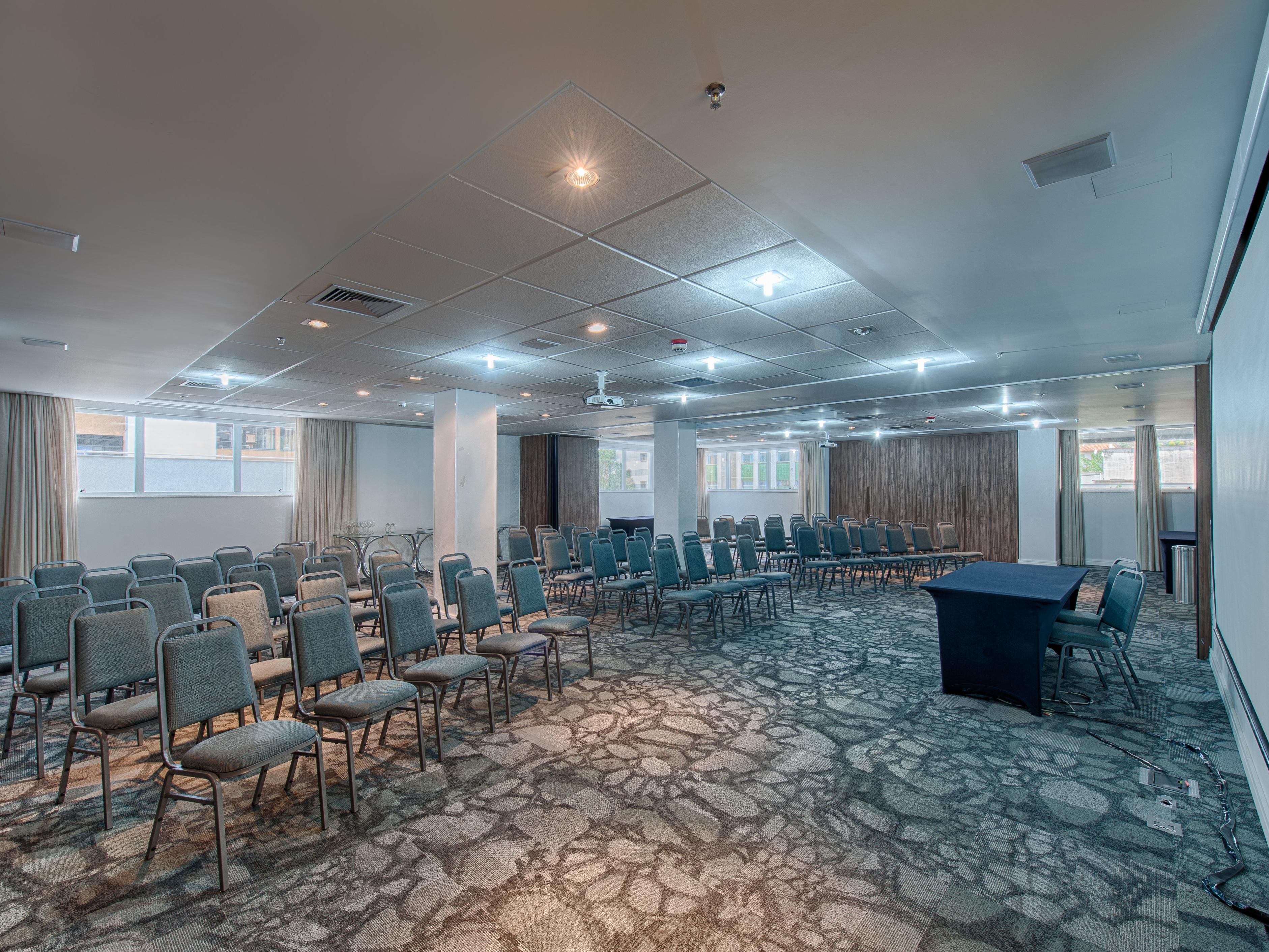 We have rooms and all the equipment prepared to receive your meeting in our Hotel.