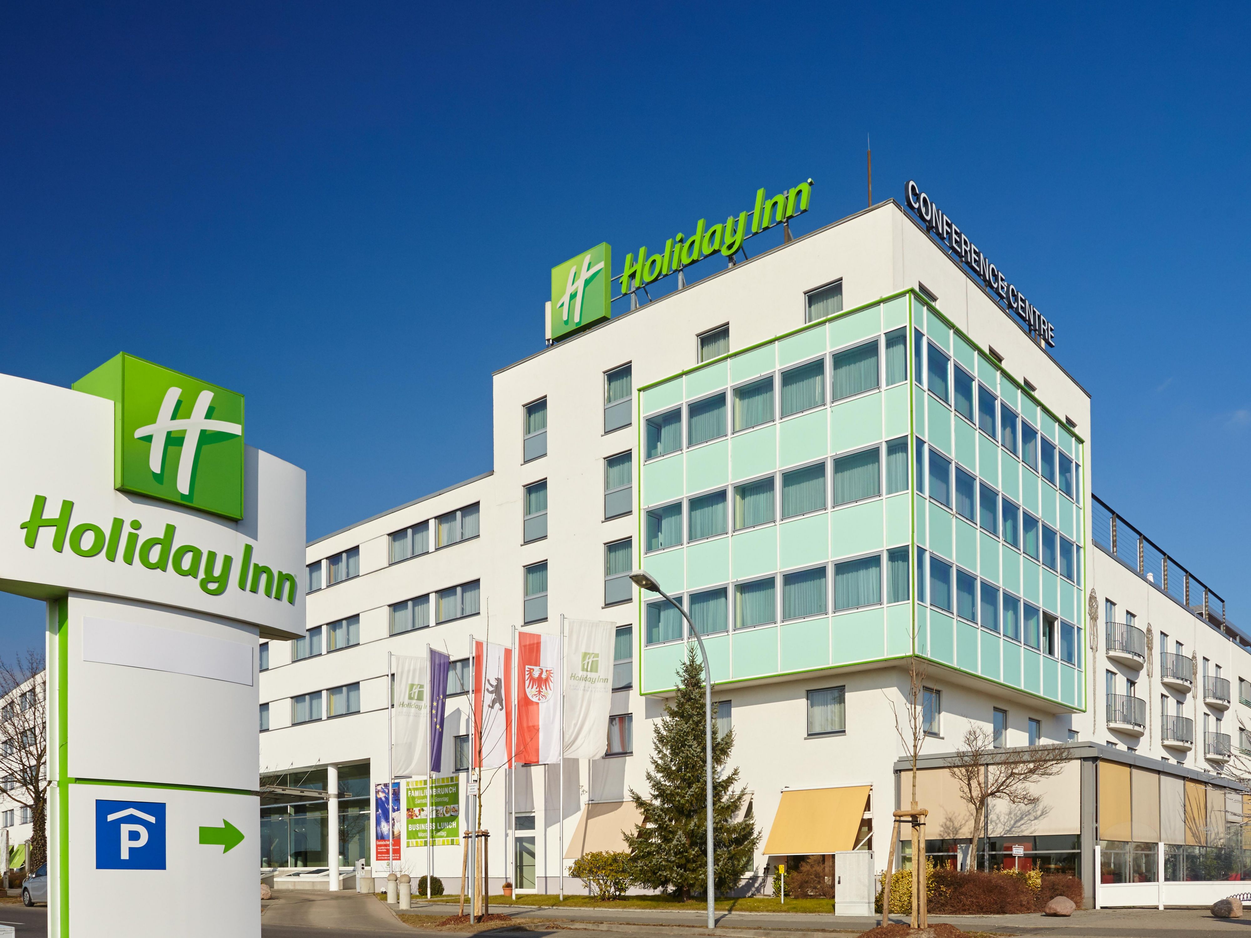 In nur 8 km Entfernung zum Flughafen BER erreichen Sie den Flughafen mit  internationalem ICE Bahnhof in nur 10 Minuten.  Fahren Sie mit dem Taxi oder den öffentlichen Verkehrsmitteln. Wir bieten auch einen Airport Taxi Service an (auf Anfrage und gegen Gebühr).