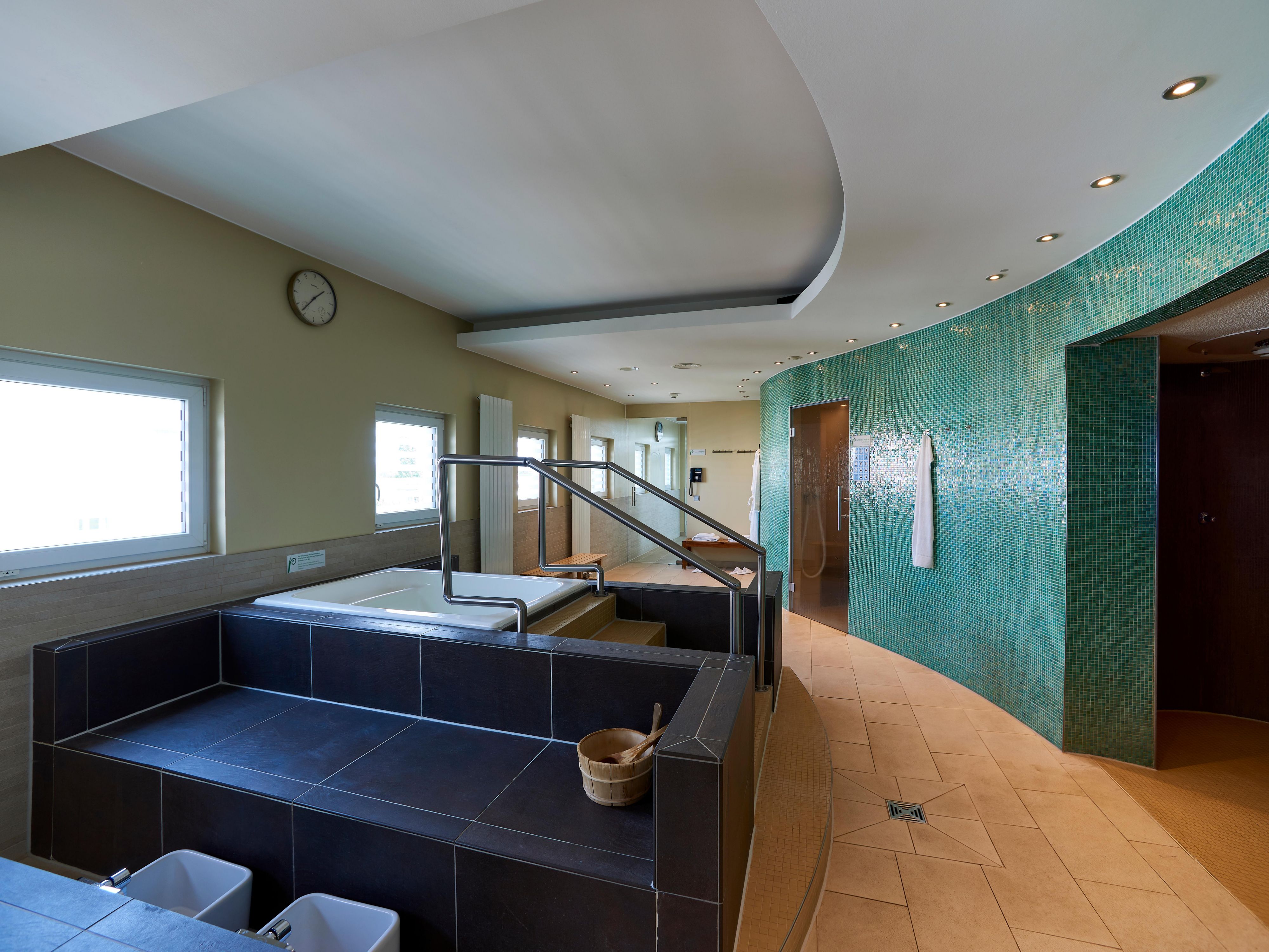 Our wellness and fitness area invites you to relax both body and mind. Enjoy the sauna, steam bath, and relaxation zones, or relieve stress in the fitness room. With modern facilities and a tranquil atmosphere, our Relax Inn Spa & Health Club is the perfect place for rest and well-being.