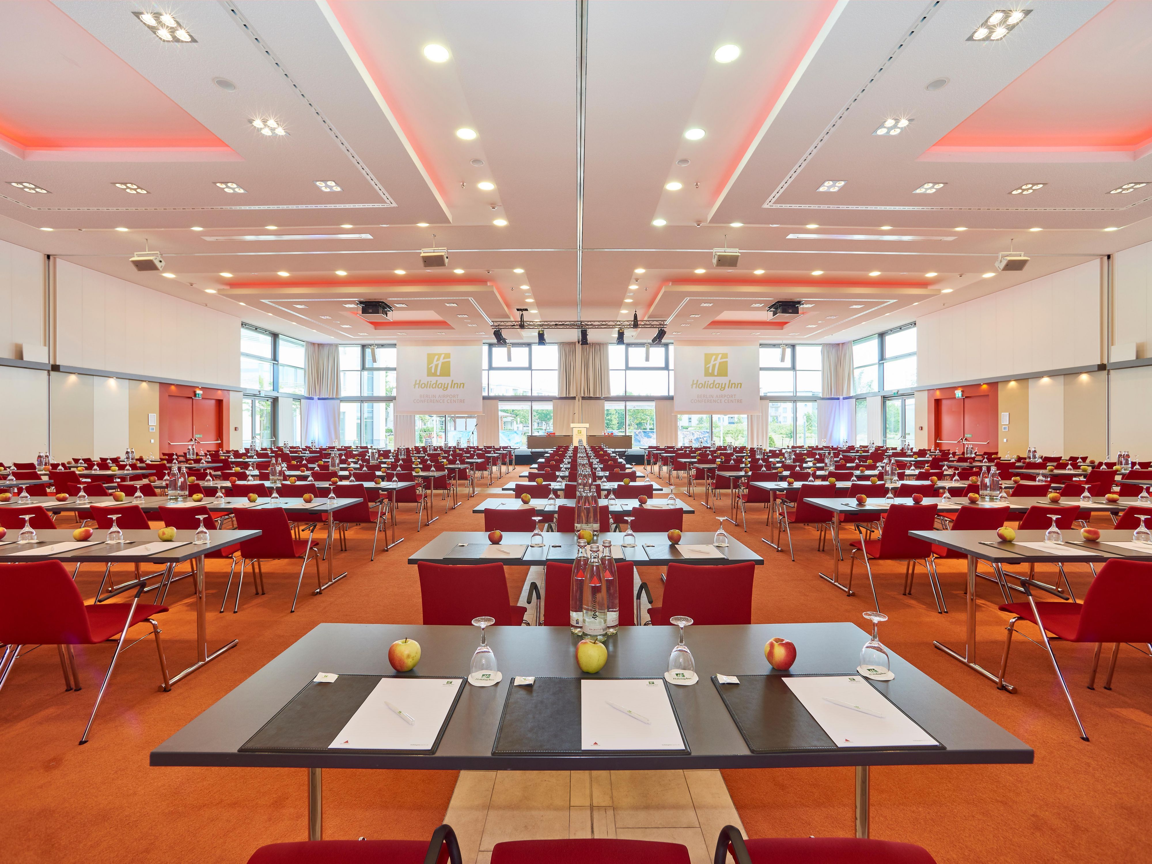 Our 21 event spaces provide the perfect setting for any occasion, like business meeting or gala. With a capacity of up to 1000 people and flexible seating arrangements, we can tailor the space to your individual needs. All rooms are equipped with state-of-the-art technology and offer a comfortable atmosphere for productive meetings and events.