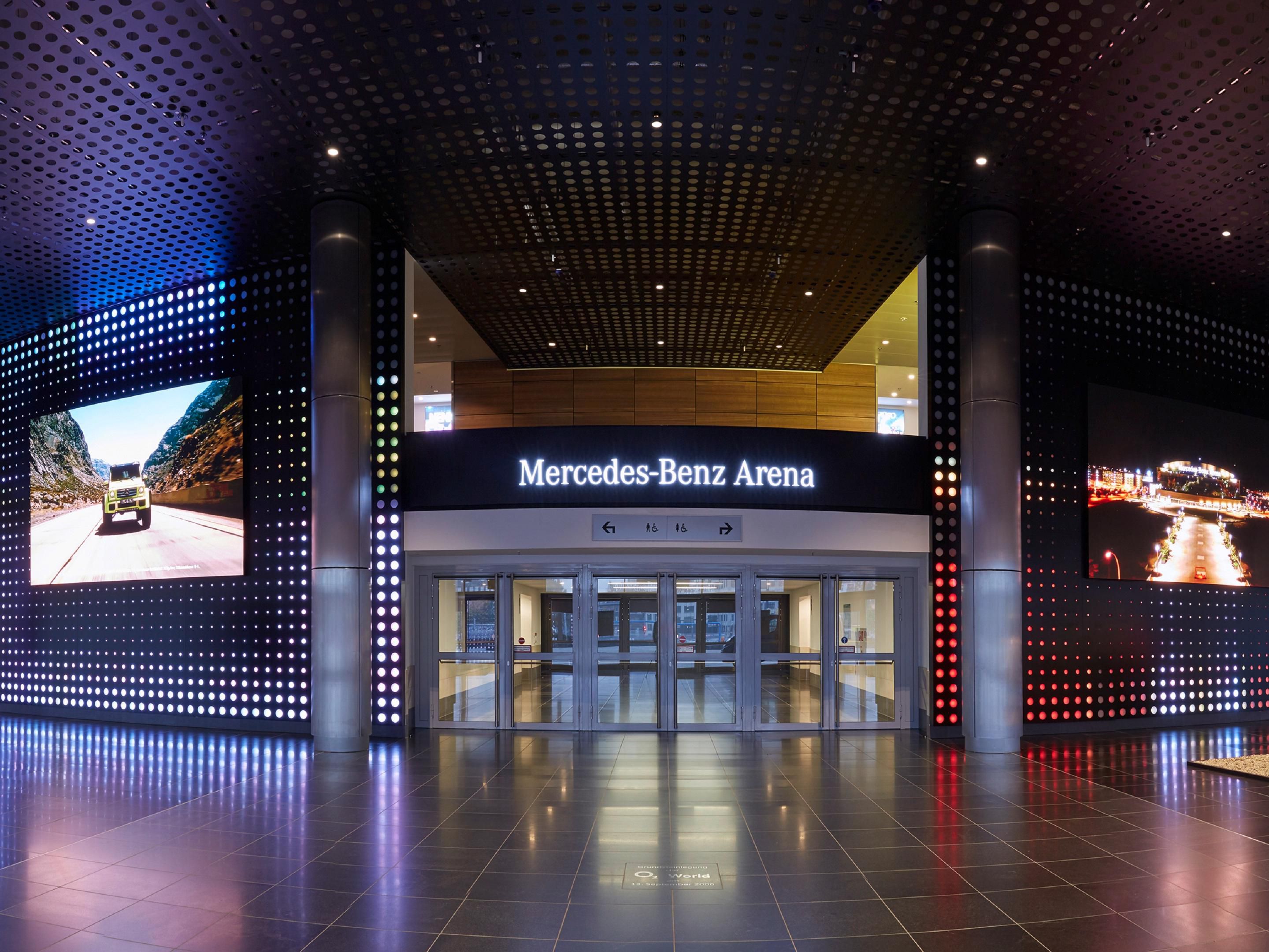 On the other side of the street, you will find the Mercedes-Benz Arena. Visit concerts of international top artists, big e-sport events or games of Alba Berlin and the Eisbären Berlin.