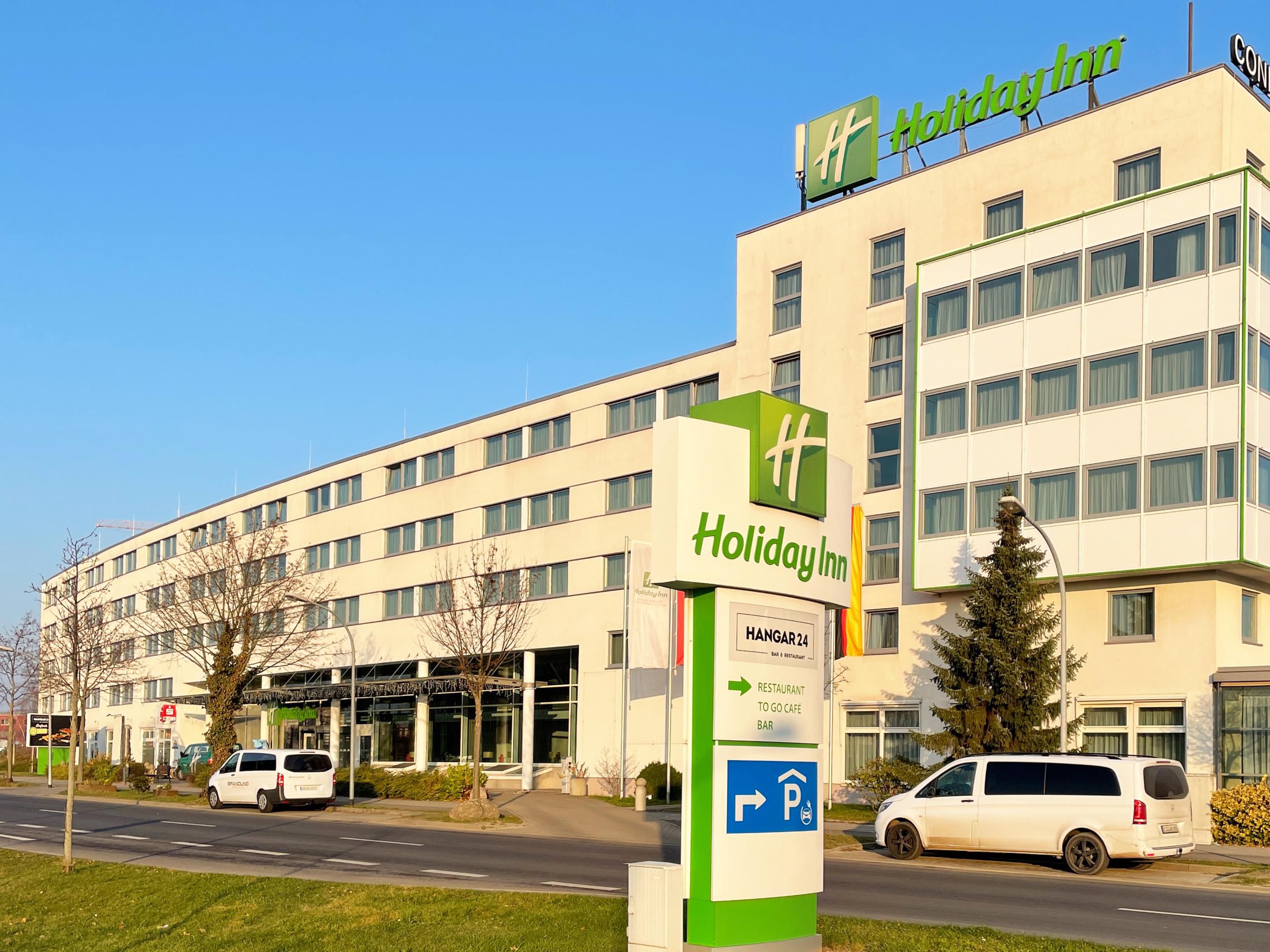 In only 8 km distance to Berlin Brandenburg Airport with an International ICE Train Station, you can reach the airport in only 10 minutes. You can go there by taxi or public transportation. We do offer an airport taxi service (on request and for a fee).