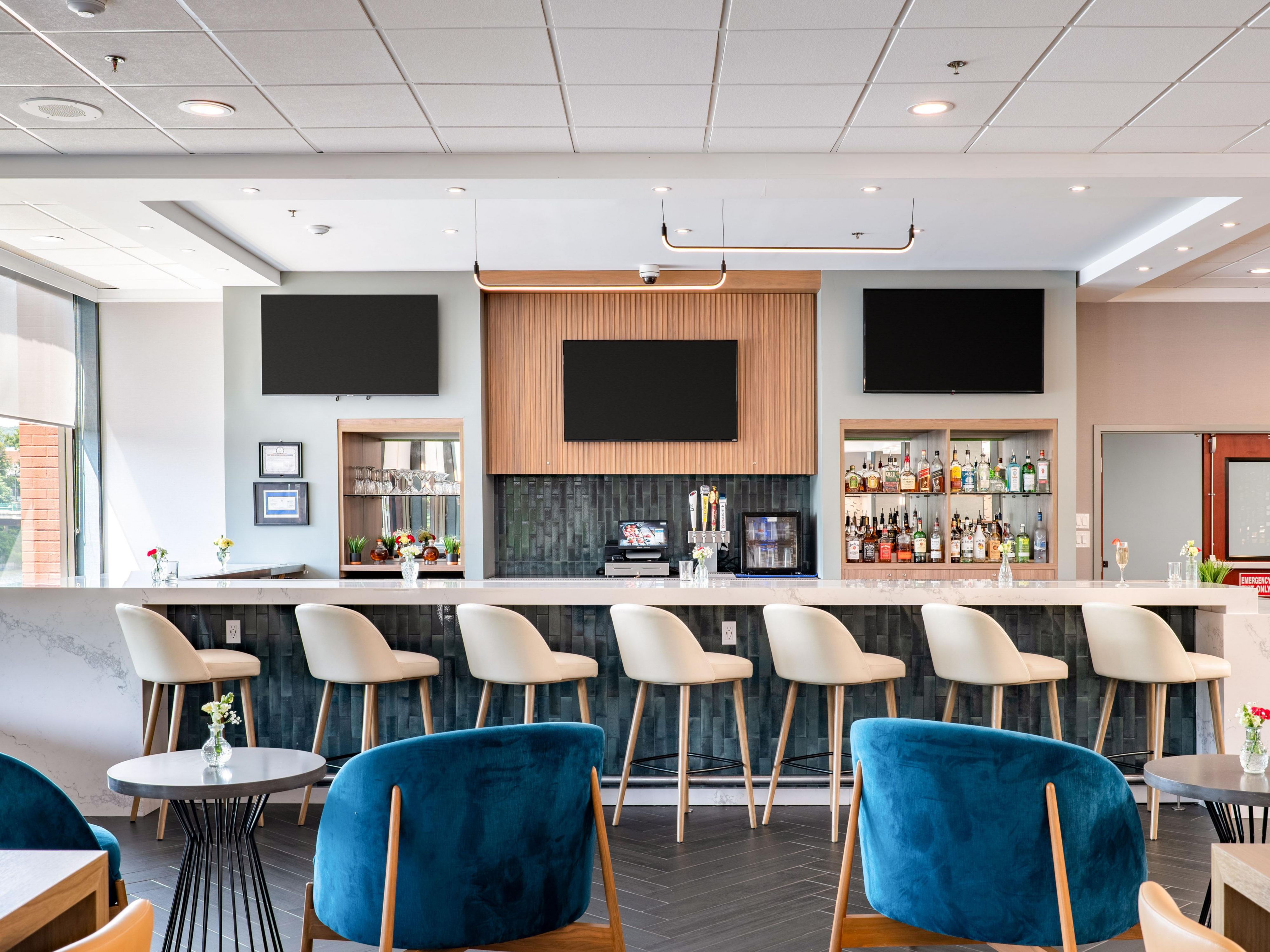 The Bite Bistro restaurant and Lounge is the perfect place to unwind at the end of the day. Enjoy our Dinner Specials at the bar or find a cozy table with a river view! Lots of TV's to watch your game, or comfy chairs to enjoy a glass of wine, while you plan out your day. 