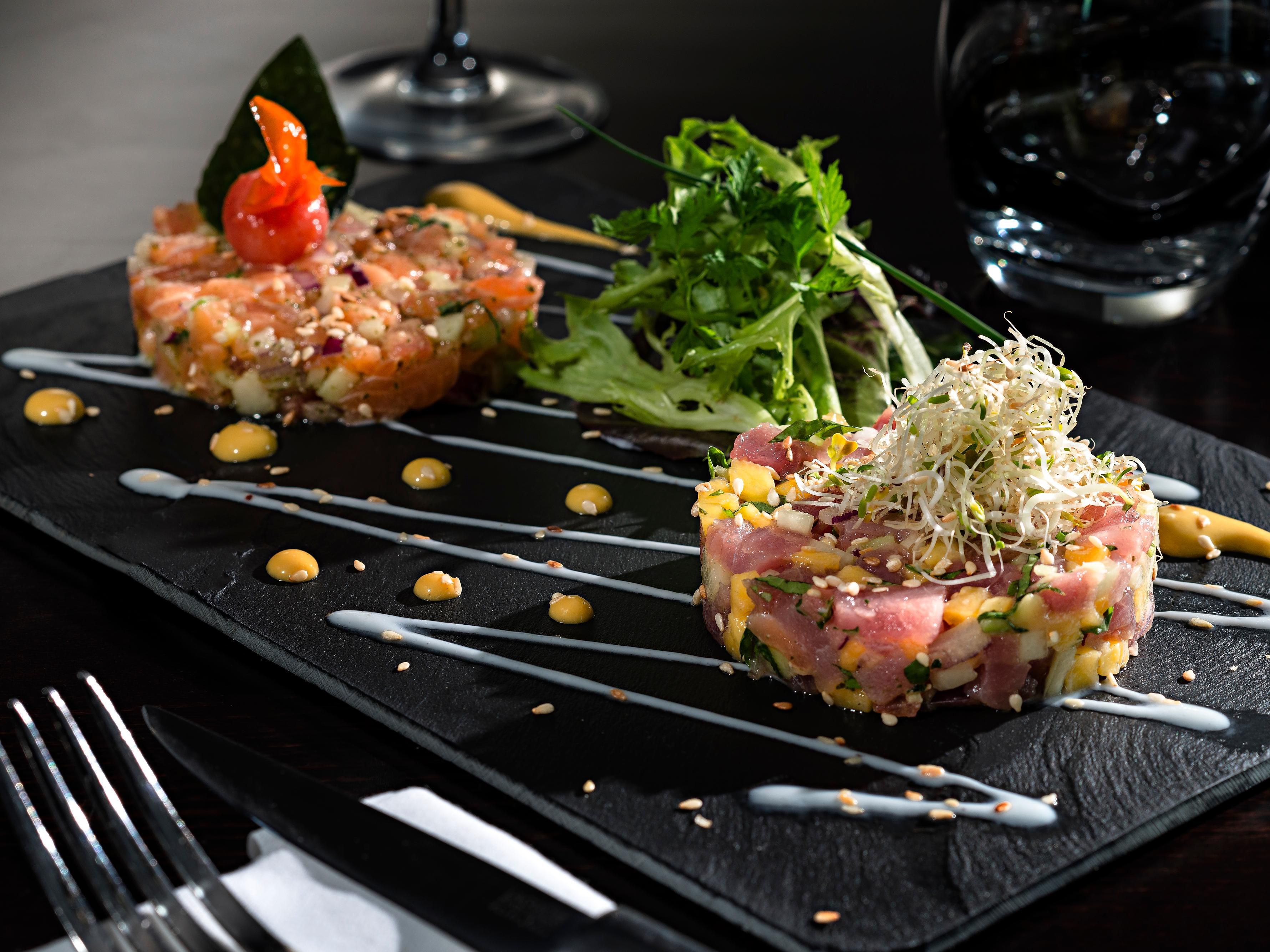 Laissez-vous tenter par notre formule express à partir de 21€ (entrée + plat ou plat + dessert) servie en 45 minutes. Découvrez les plats de cette semaine ici. Le chef et son équipe seront heureux de vous faire découvrir la cuisine Slowfood ainsi que des produits frais et locaux.