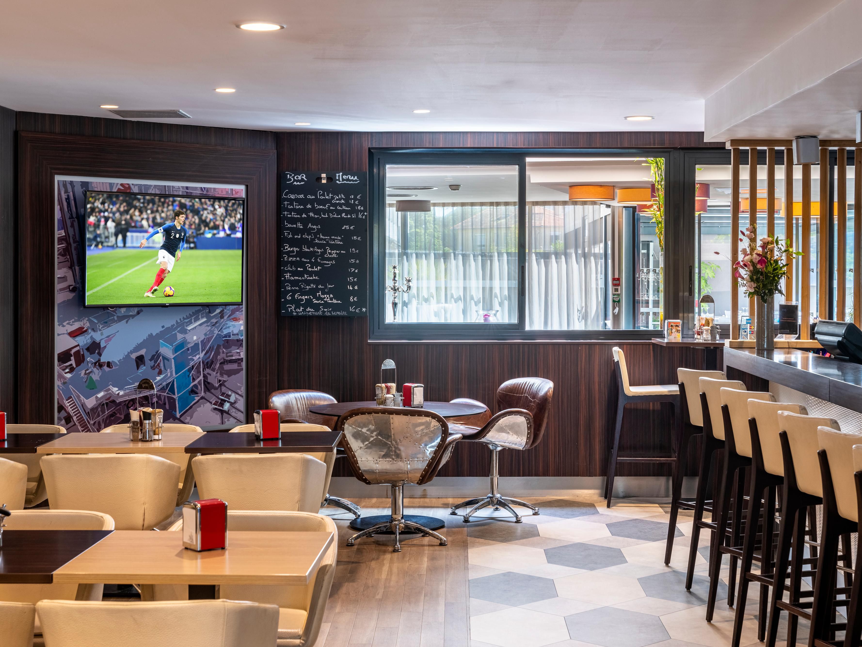 Come and enjoy our happy hour from 5pm to 7pm from Monday to Friday. 
On match days, support your favourite team with our 4 giants screens around our 7 draught beers, cocktails with snacks!