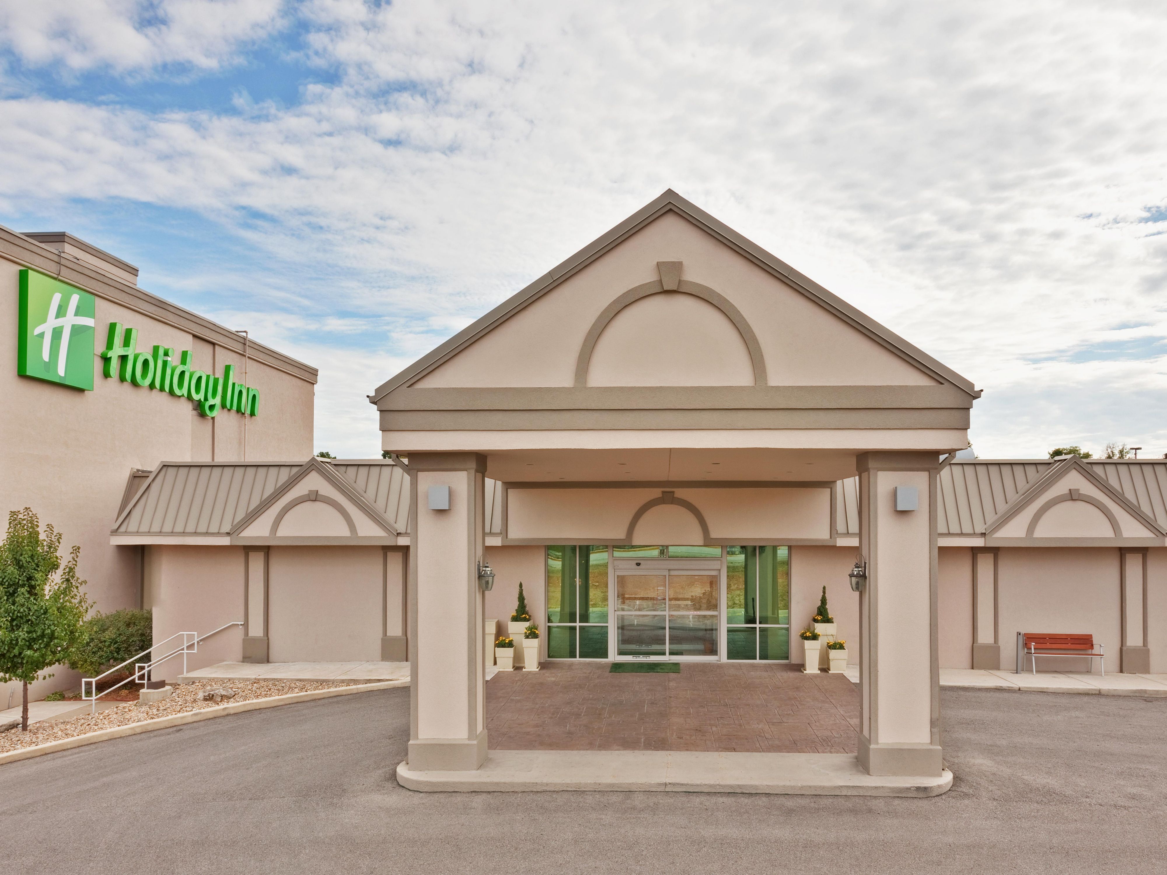 Hãy tận hưởng lưu trú của bạn ở Bloomington với chỗ ở thân thiện với thú cưng và Tiện ích hàng đầu của chúng tôi. Thưởng thức bữa sáng và bữa tối tại Burger Theory, nơi trẻ em dưới 12 tuổi được ăn miễn phí, lưu trú động trong Trung tâm Thể dục của chúng tôi, thư giãn tại hồ bơi ngoài trời theo mùa của chúng tôi, đồng thời tận dụng bãi đậu xe và Wi-Fi miễn phí. Những người bạn lông lá của bạn được chào đón ở đây!