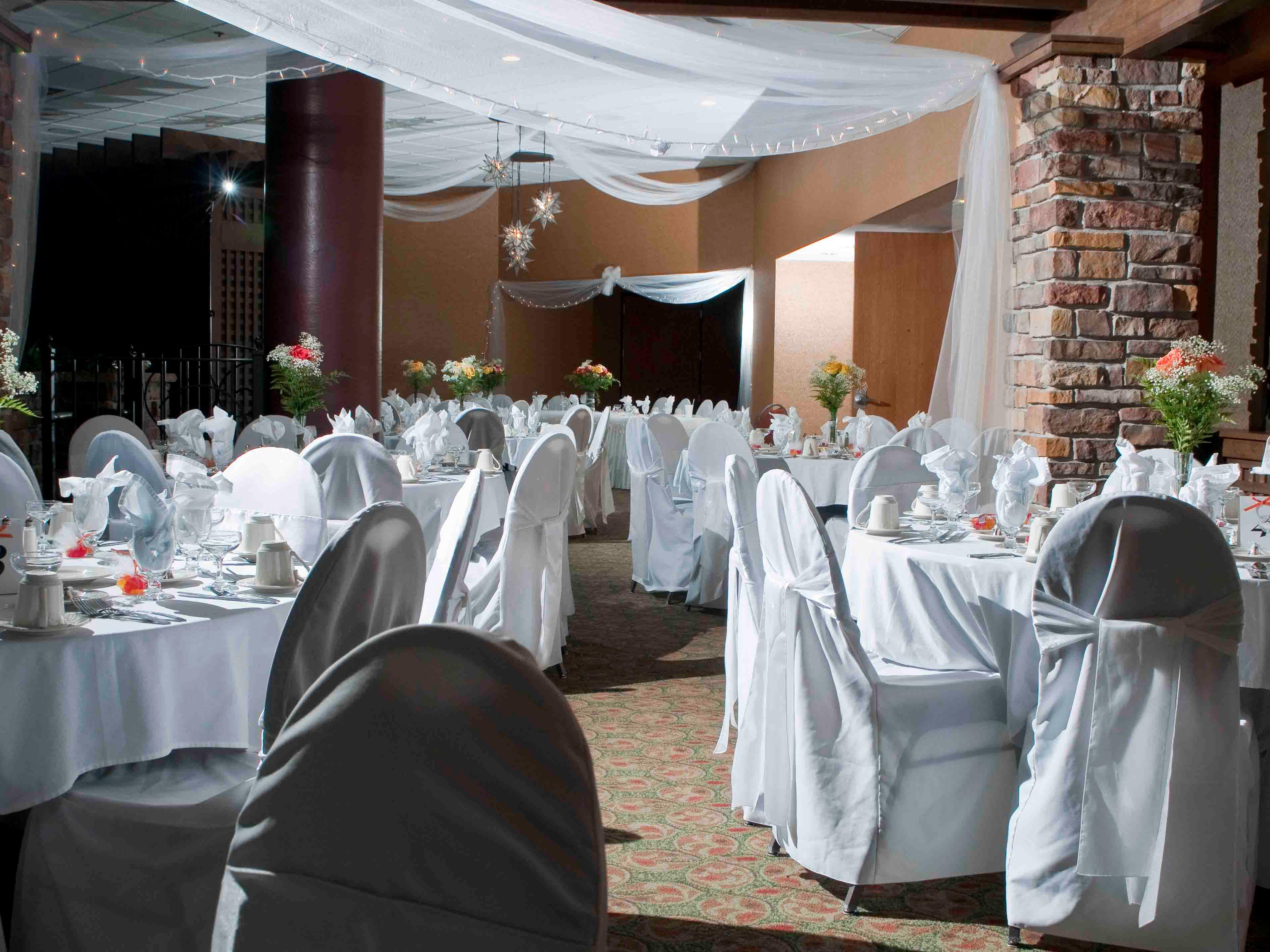 Our hotel features flexible meeting space for intimate groups of 12 to more sizeable groups of 150 or more. Our dedicated events team are on hand to help you plan everything from menu choices to equipment needs or the room blocks for your larger groups.  Planning made simple!