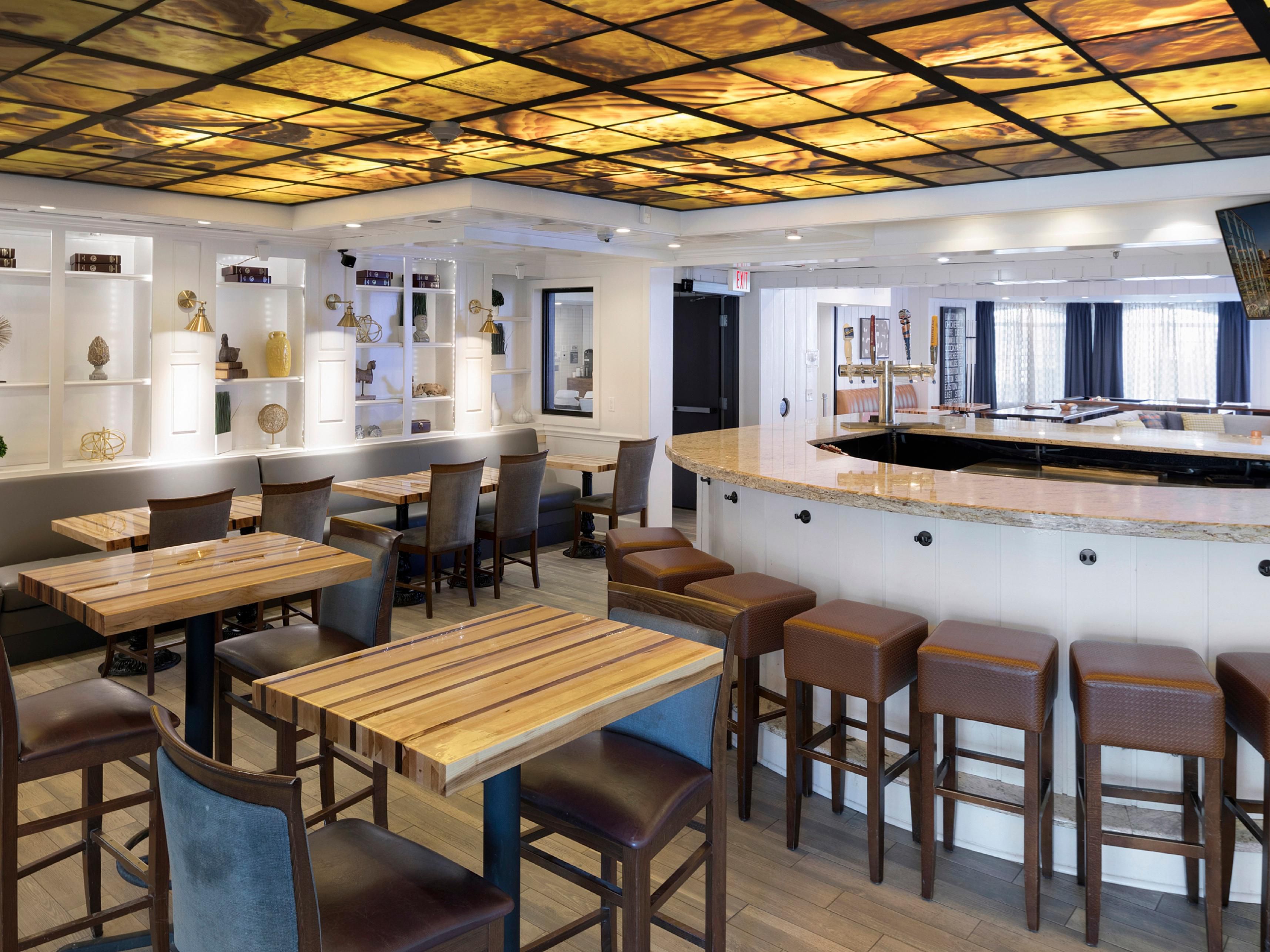 ابدأ يومك بتناول وجبة الإفطار المفضلة واسترخِ بتناول العشاء في مطعم وبار أونيكس 5120. يتم إعداد كل وجبة بعناية ، من الأضلاع القصيرة الطرية والانتشيلادا اللذيذة إلى السلطات الطازجة والسندويتشات والحلويات. قم بإقران تجربة تناول الطعام الخاصة بك مع النبيذ أو البيرة أو الكوكتيلات الخاصة.