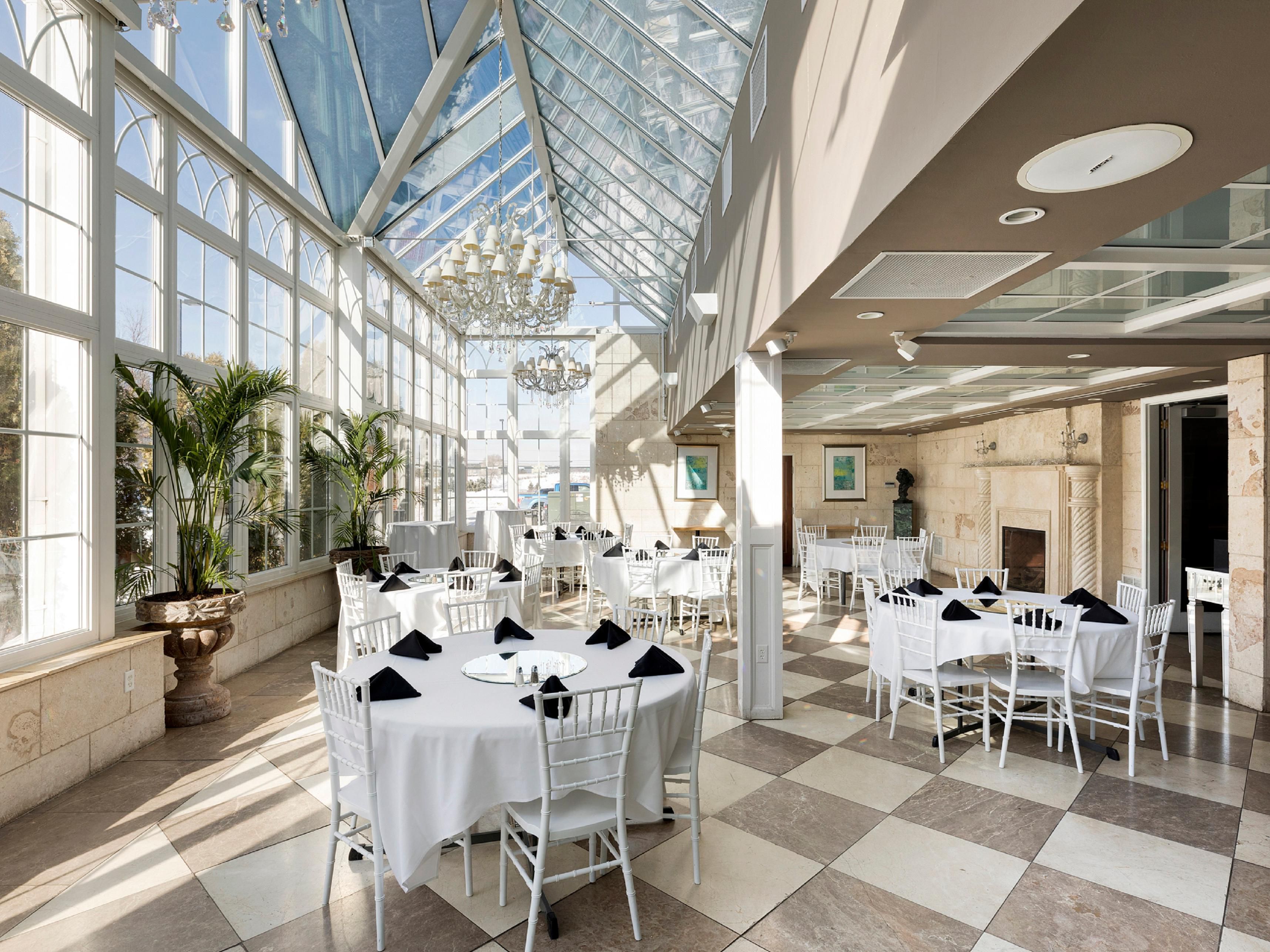 Os presentamos El Conservatorio: uno de los espacios más singulares de toda la ciudad. Con sus imponentes paredes de vidrio, su burbujeante cascada de piso a techo y sus pisos de mármol bañados por el sol, The Conservatory es perfecto para reuniones de hasta 100 personas o menos. ¡Ideal para bodas pequeñas, recepciones, cenas de novios, despedidas de soltera o aperturas de regalos!