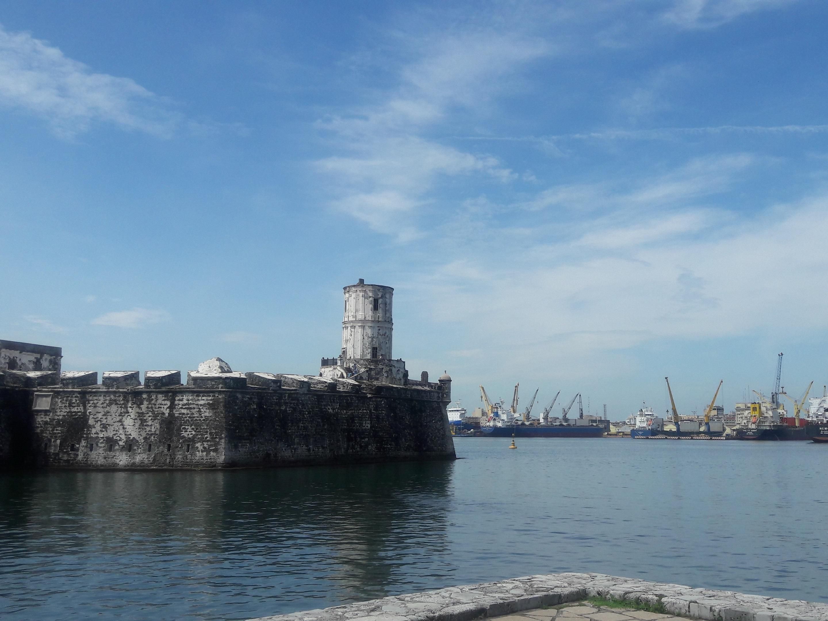 San Juan de Ulúa, también conocido como Castillo de San Juan de Ulúa, es un gran complejo de fortalezas, cárceles y un antiguo palacio en una isla del mismo nombre en el Golfo de México con vista al puerto marítimo de Veracruz. Fue construido entre 1535 y 1769. Hay un museo local de la fortaleza. Se ofrecen visitas guiadas.