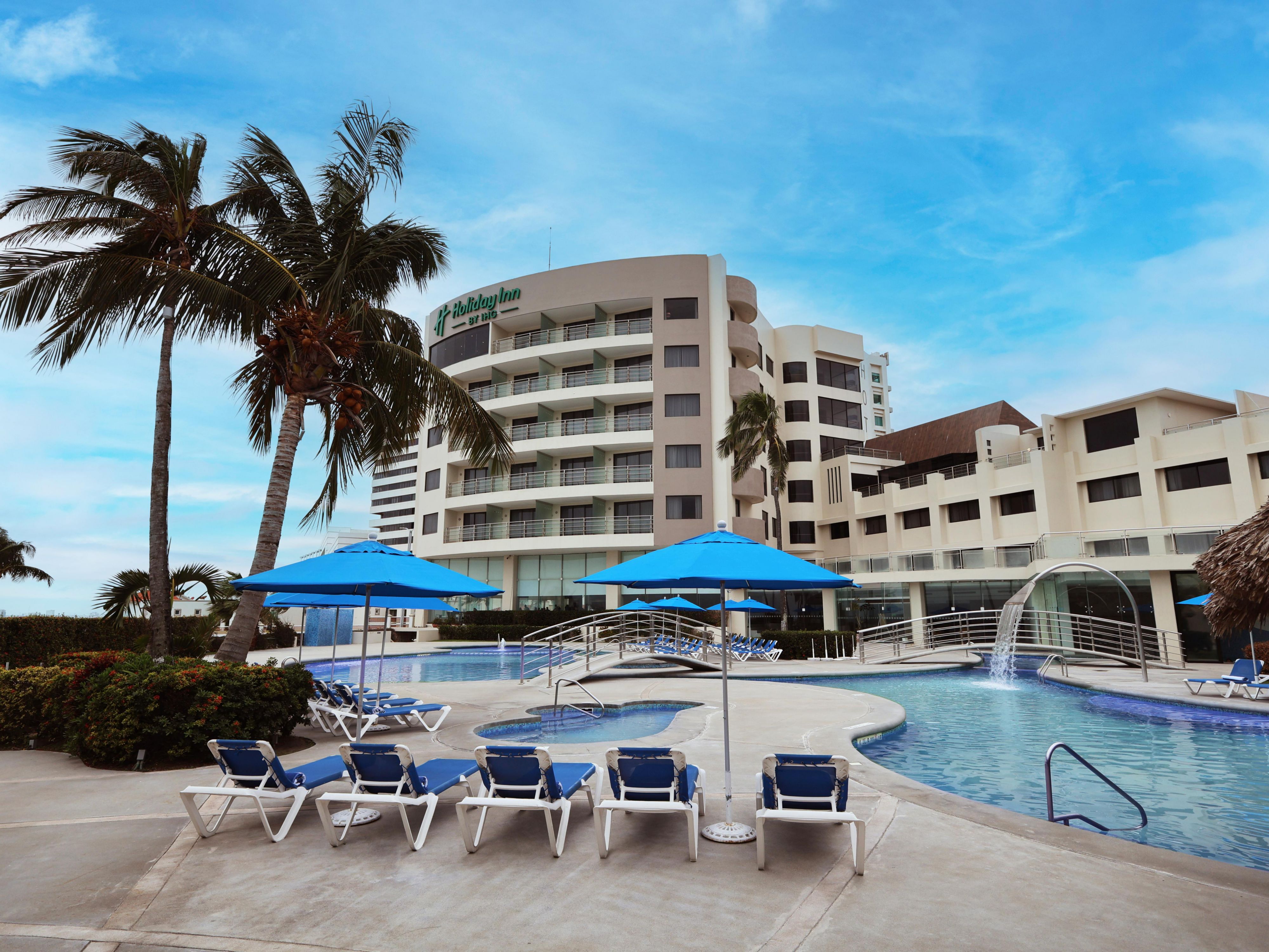 Holiday Inn Boca del Rio swimming pool