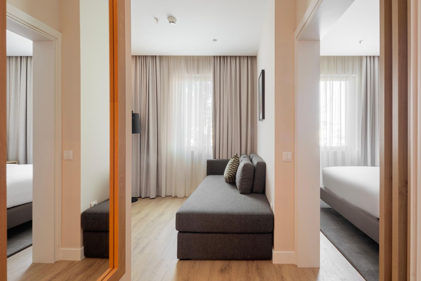 Holiday Inn Braga: Quarto com sala de estar