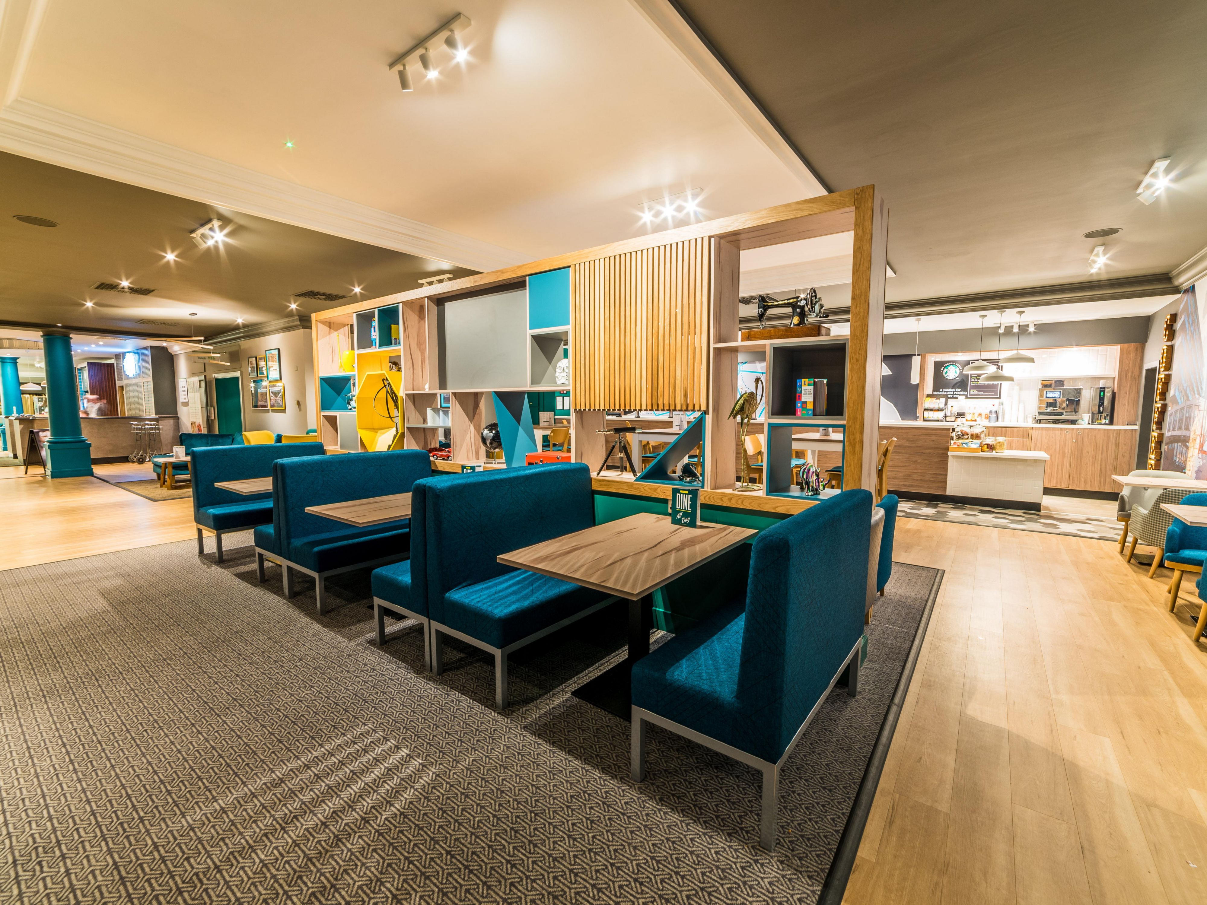Relax and unwind in our Open Lobby, a multi-use space perfect for catching up with family & friends or meeting colleagues. Choose a bite to eat from the all-day dining menu which offers a selection of light bites and tasty meals or grab a refreshing drink from the extensive drink's menu. Open 24 hours for residents. Non-residents are also welcome. 