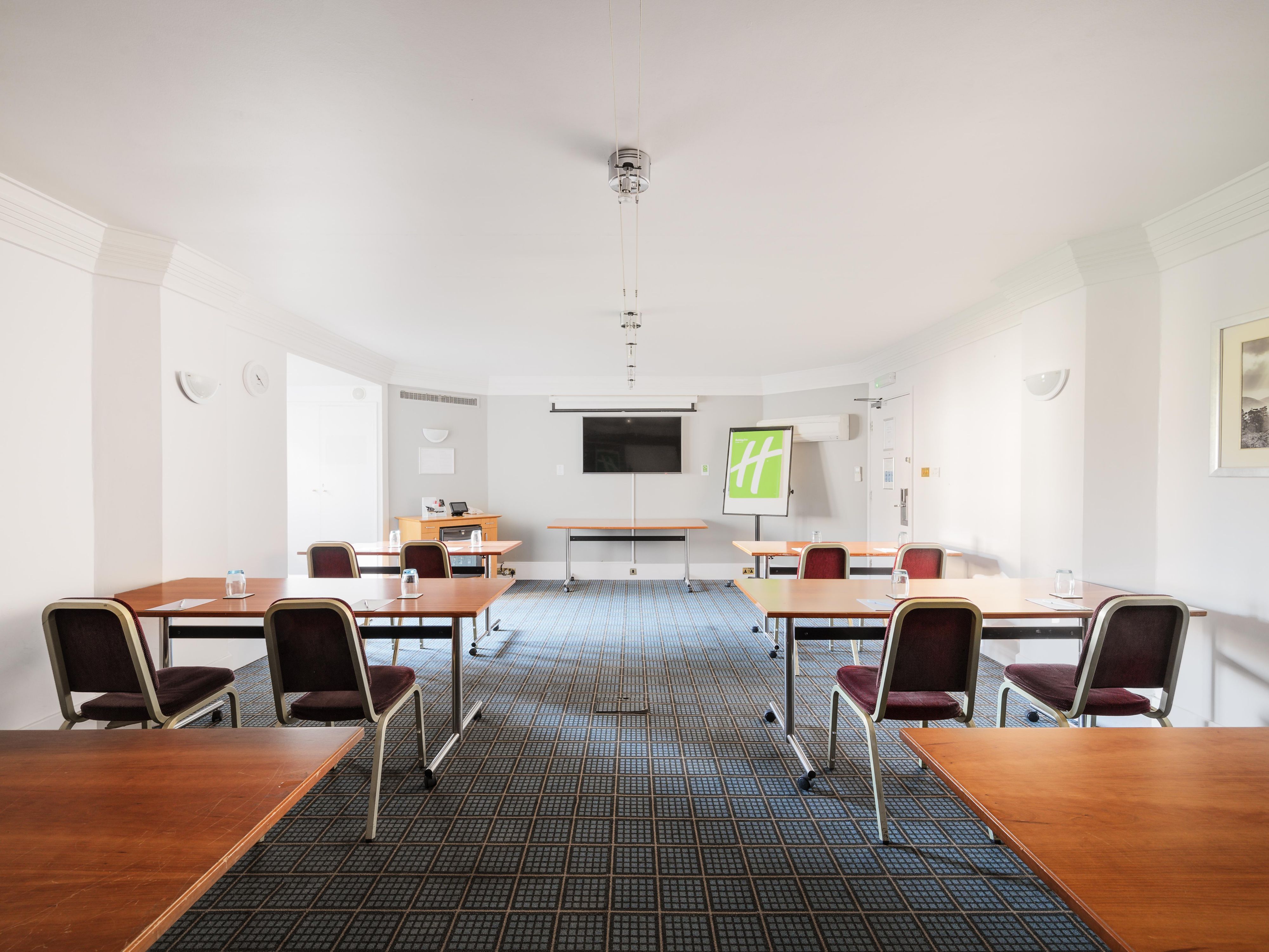 We have a range of meeting rooms available to suit any corporate requirement. So, if you're looking for a productive meeting space in Leeds Brighouse, for interviews, larger presentations or conferences, our hotel meeting facilities have it all.