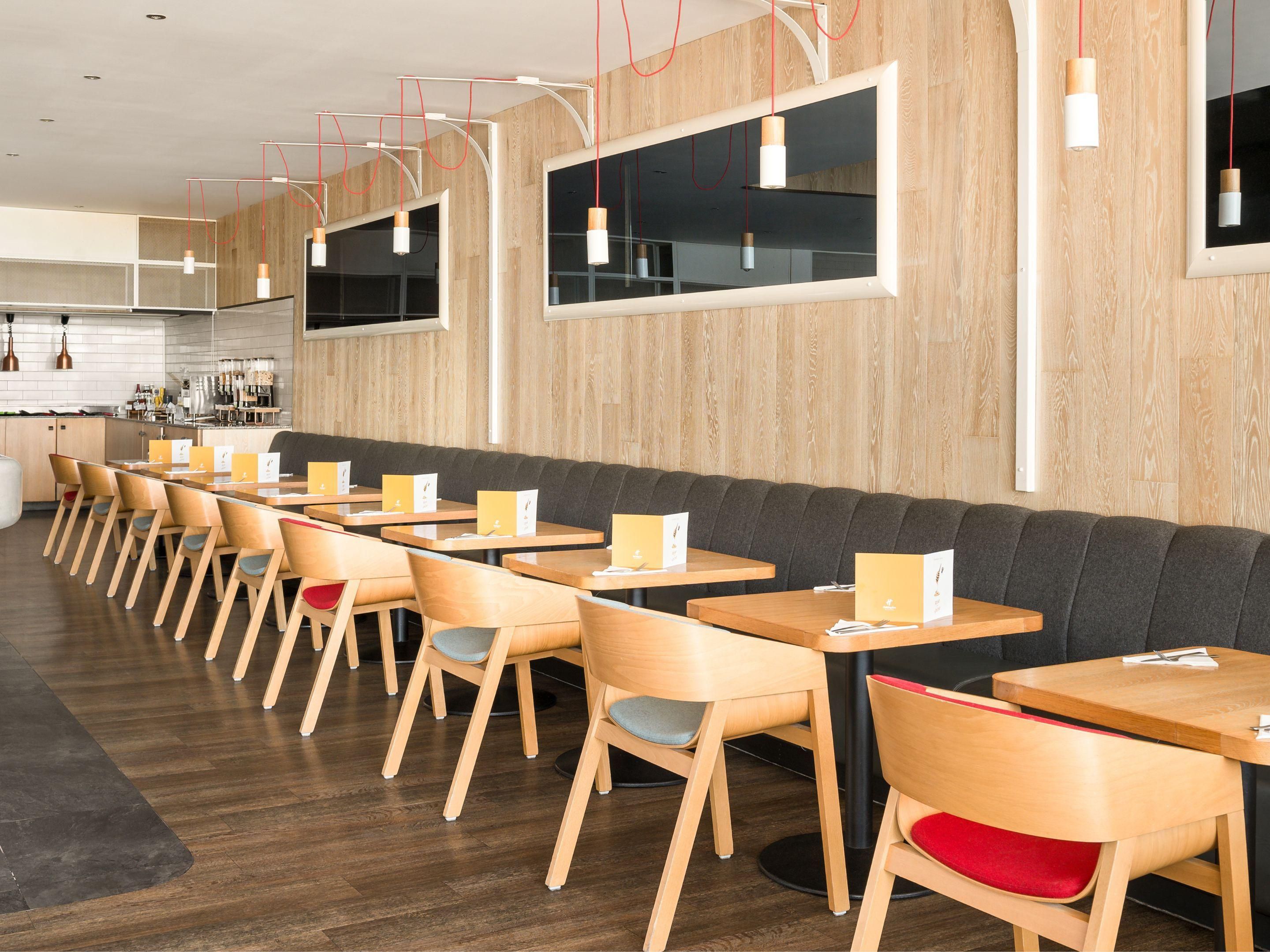 Relax and unwind in our Open Lobby, a multi-use space perfect for catching up with family & friends or meeting colleagues. Choose a bite to eat from the all-day dining menu which offers a selection of light bites and tasty meals or grab a refreshing drink from the extensive drink's menu. Open 24 hours for residents. Non-residents are also welcome. 