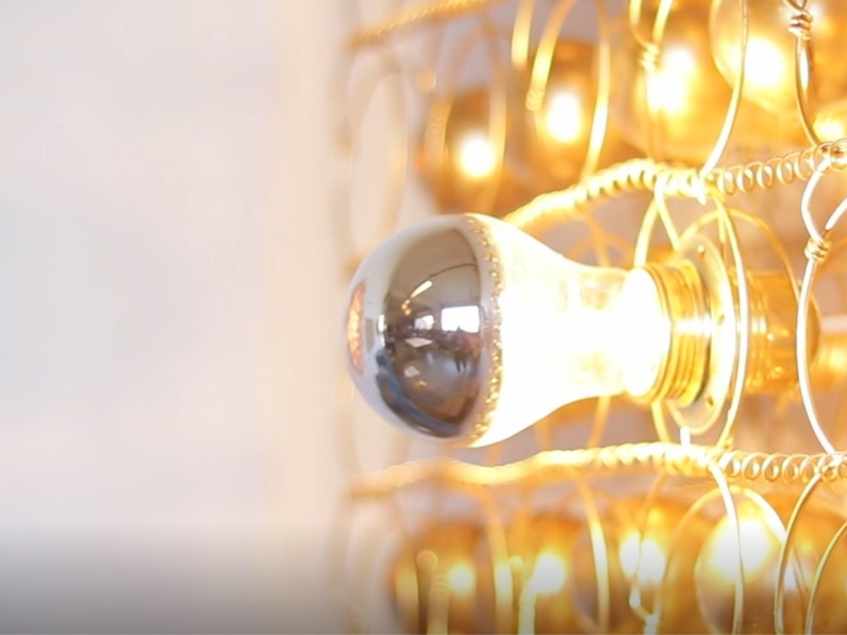 Incroyables luminaires créés à partie de sommiers usagers pour nos 310 chambres. Avec l'artiste de l'Atelier Who, nous avons choisi de mettre en lumière notre engagement pour des choix plus durables.
Si vous aussi, voulez illuminer votre intérieur tout en ayant un impact positif, nos lampes sont disponibles à la vente pour tous nos chers visiteurs.
