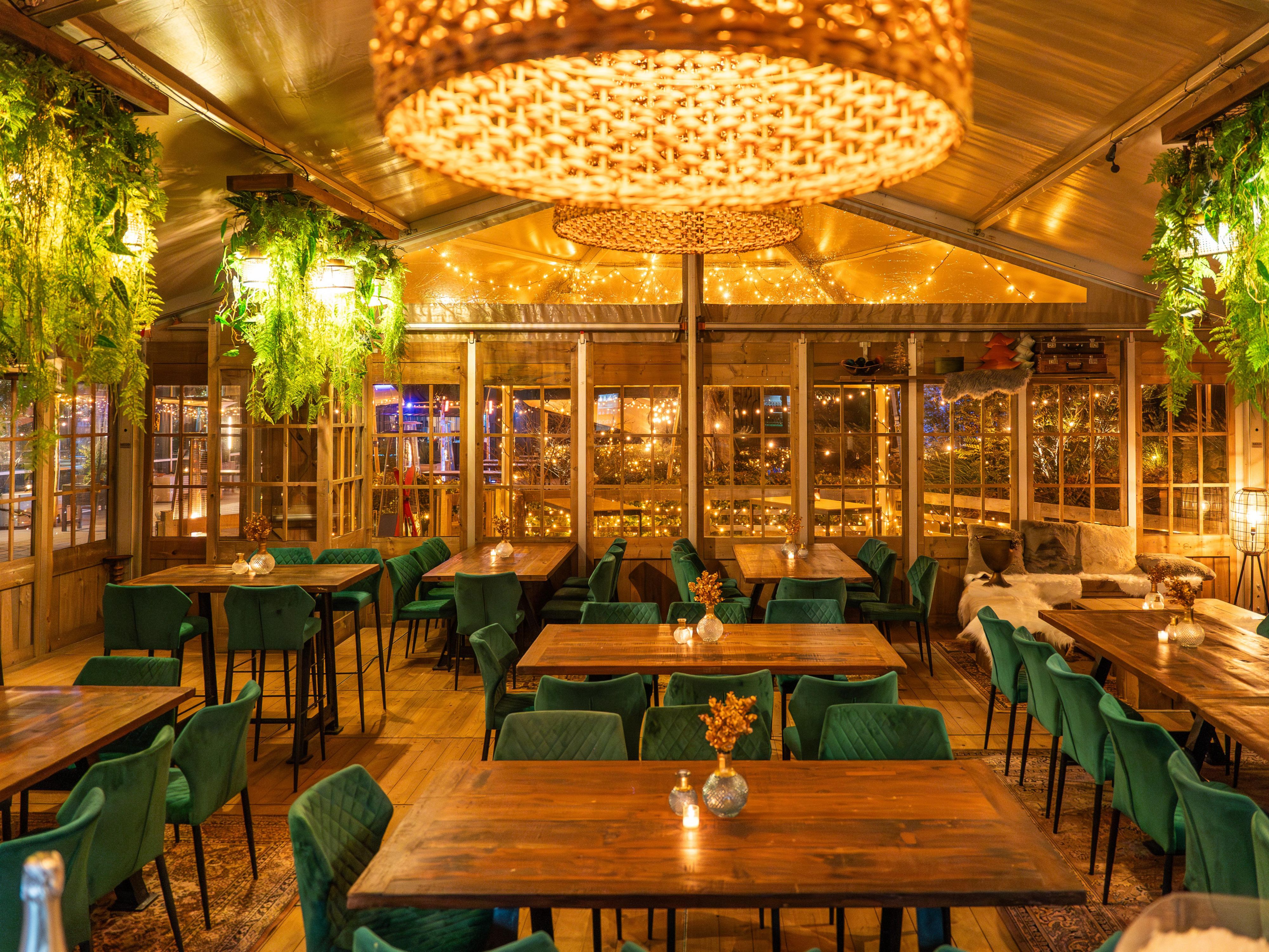 Faites de votre événement un moment inoubliable ! Dans l'arrière-cour de votre Holiday Inn préféré, un chalet en bois de 200 m² parfait pour vos célébrations privées, corporatives ou festives. La recette miracle? Une grande imagination combinéée à un grand souci du détail pour des événements extraordinaires.