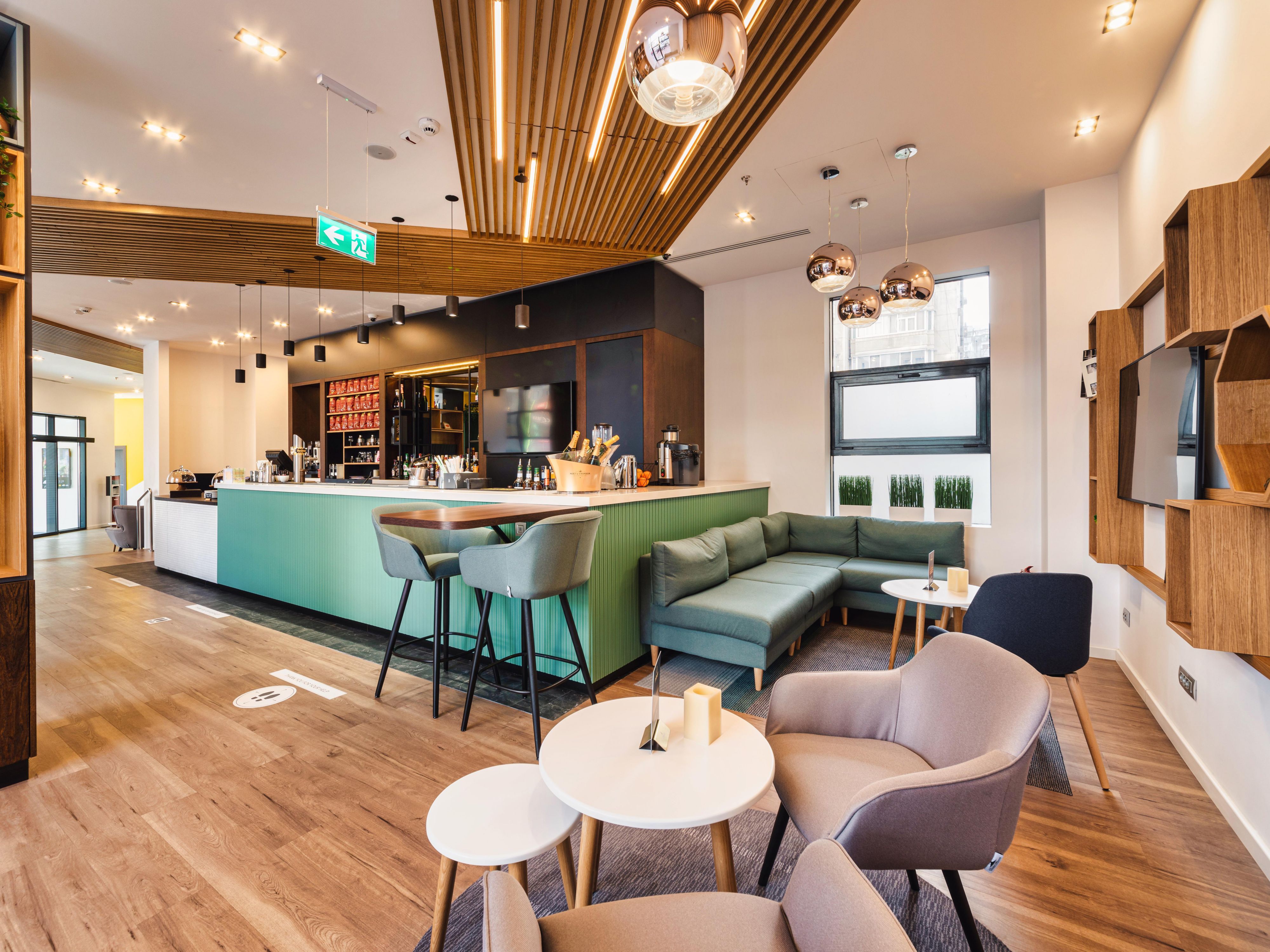 Joy Café was designed as the ideal place to relax, a getaway from the hustle and bustle of the city life, the perfect location for an enjoyable dinner or a well-deserved break between meetings.