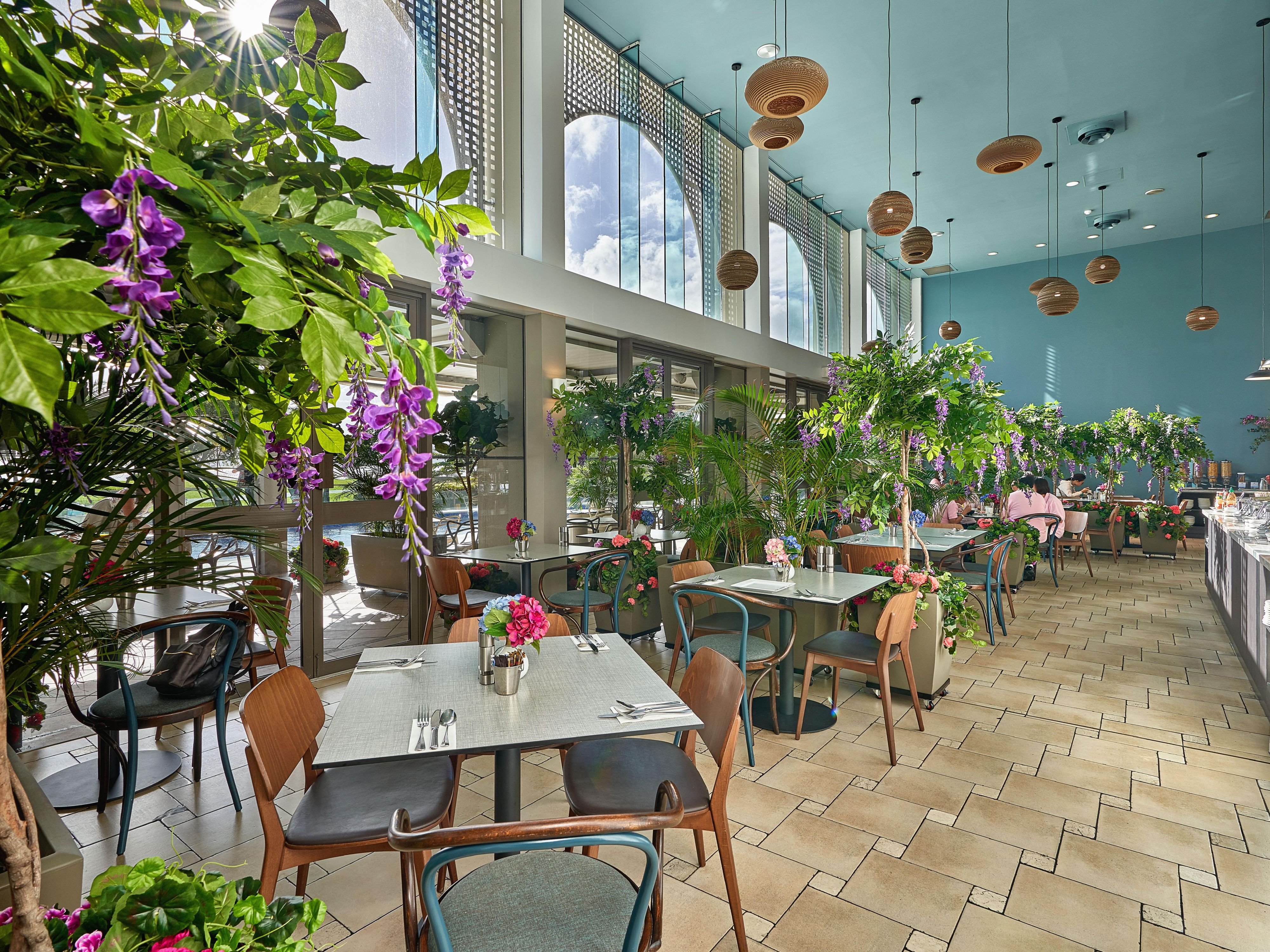 Located on the picturesque Cairns Esplanade, overlooking Trinity Bay; Harbourside Bar & Kitchen offers a memorable dining experience. Diners can expect a seasonal farm-to-table concept menu that features local produce and an extensive organic wine list.