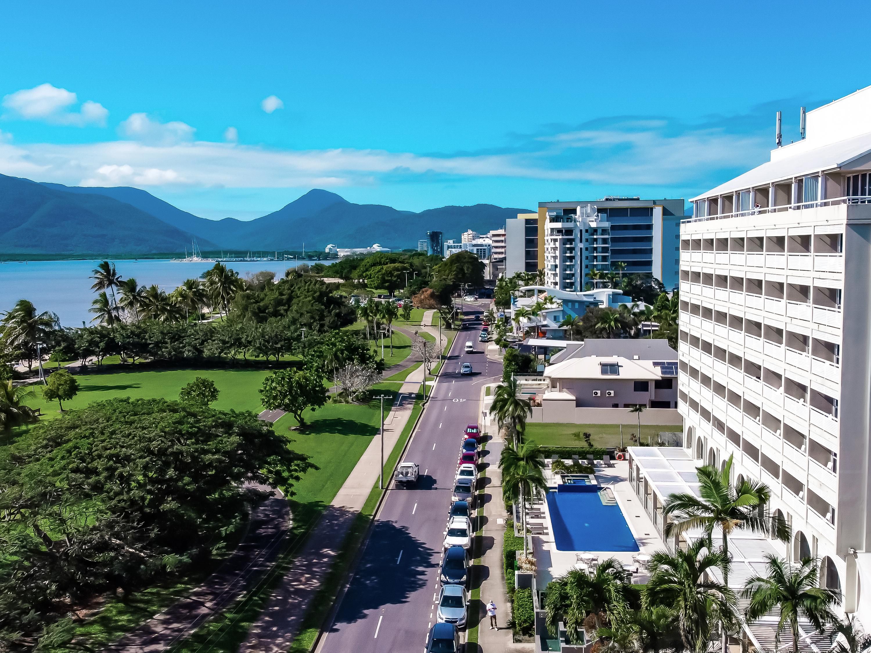 Holiday Inn Cairns Harbourside Ihgのホテル