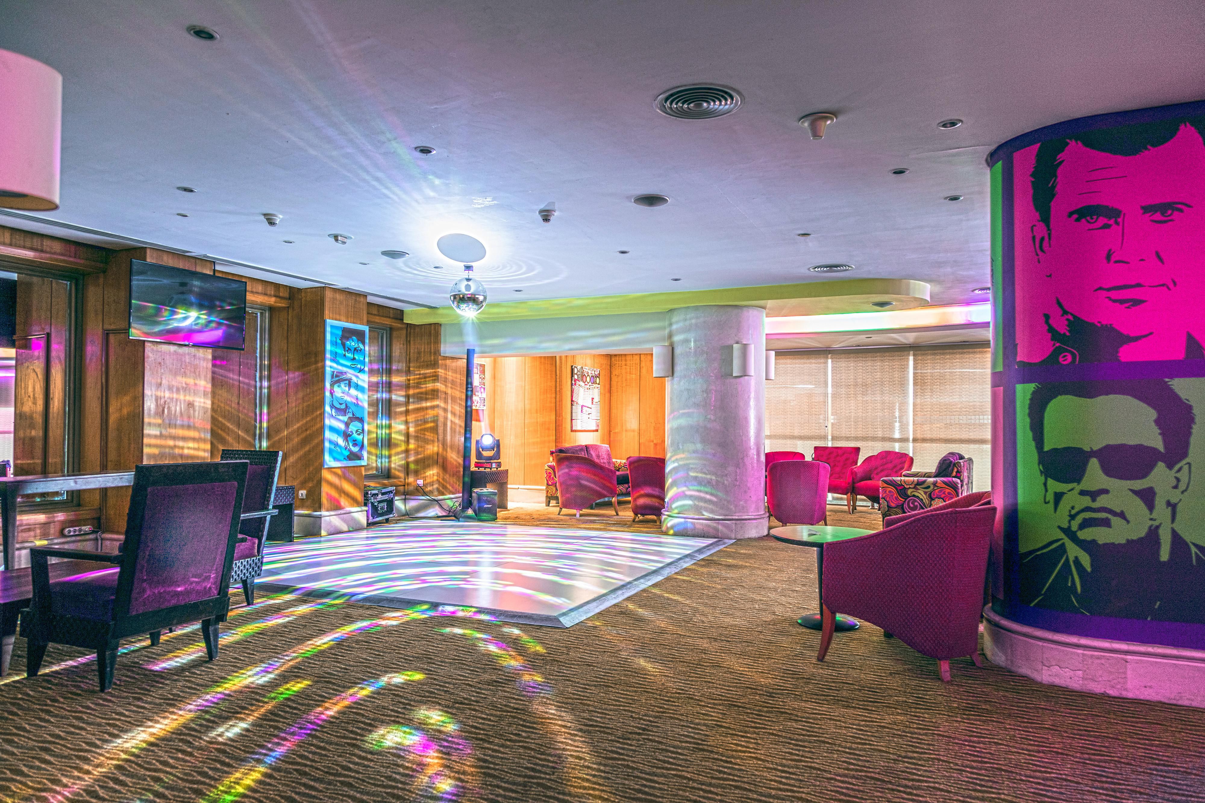 Гостиница ниц. Holiday Inn Cairo - Citystars. Holiday Inn Cairo Citystars бассейн. Holiday Inn Cairo Citystars фитнессзал. Holiday Inn Citystars Cairo кроватки 2 односпальные большие