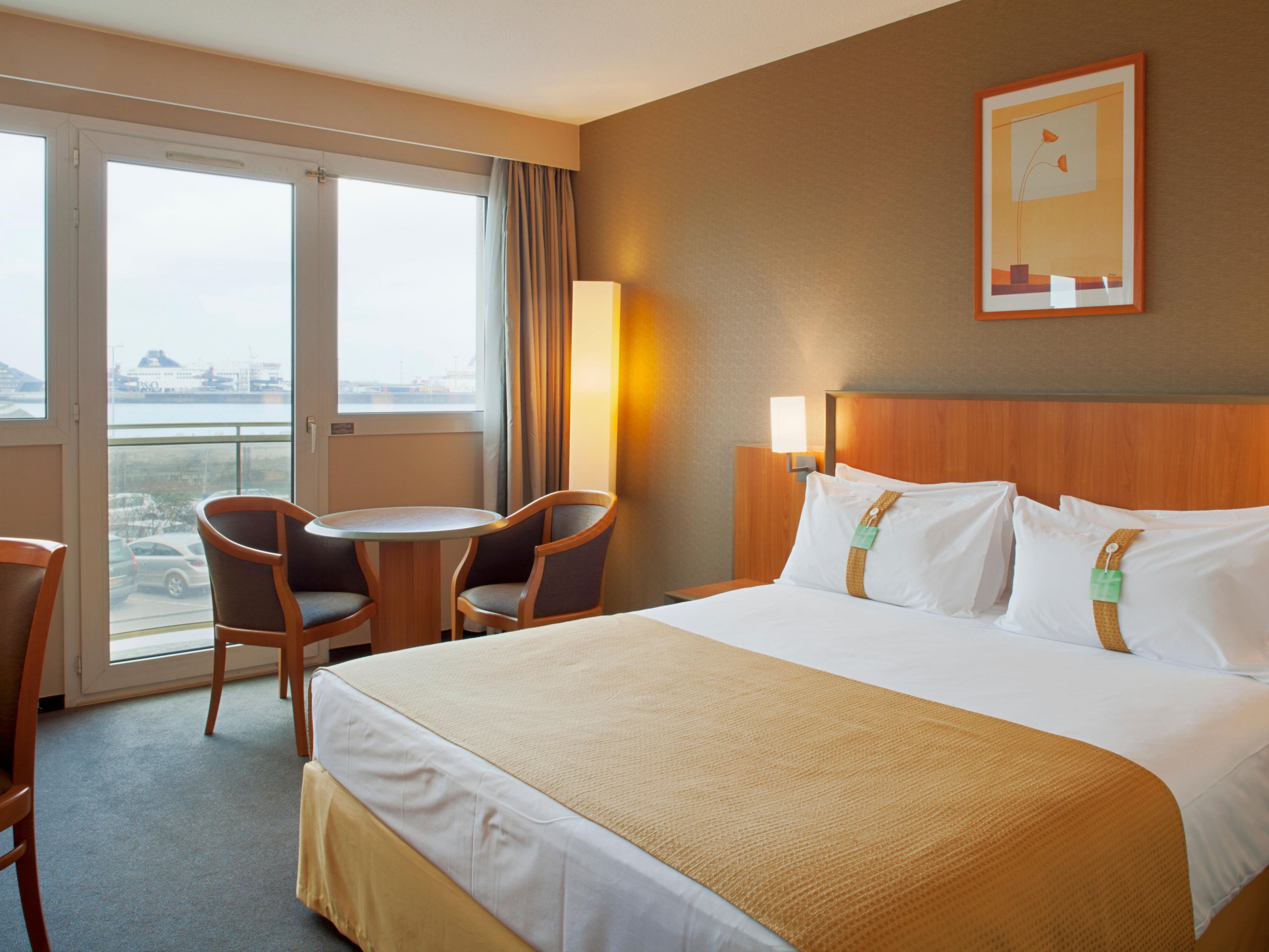 Holiday Inn Calais double bedded en suite. Duvet and pillow choice