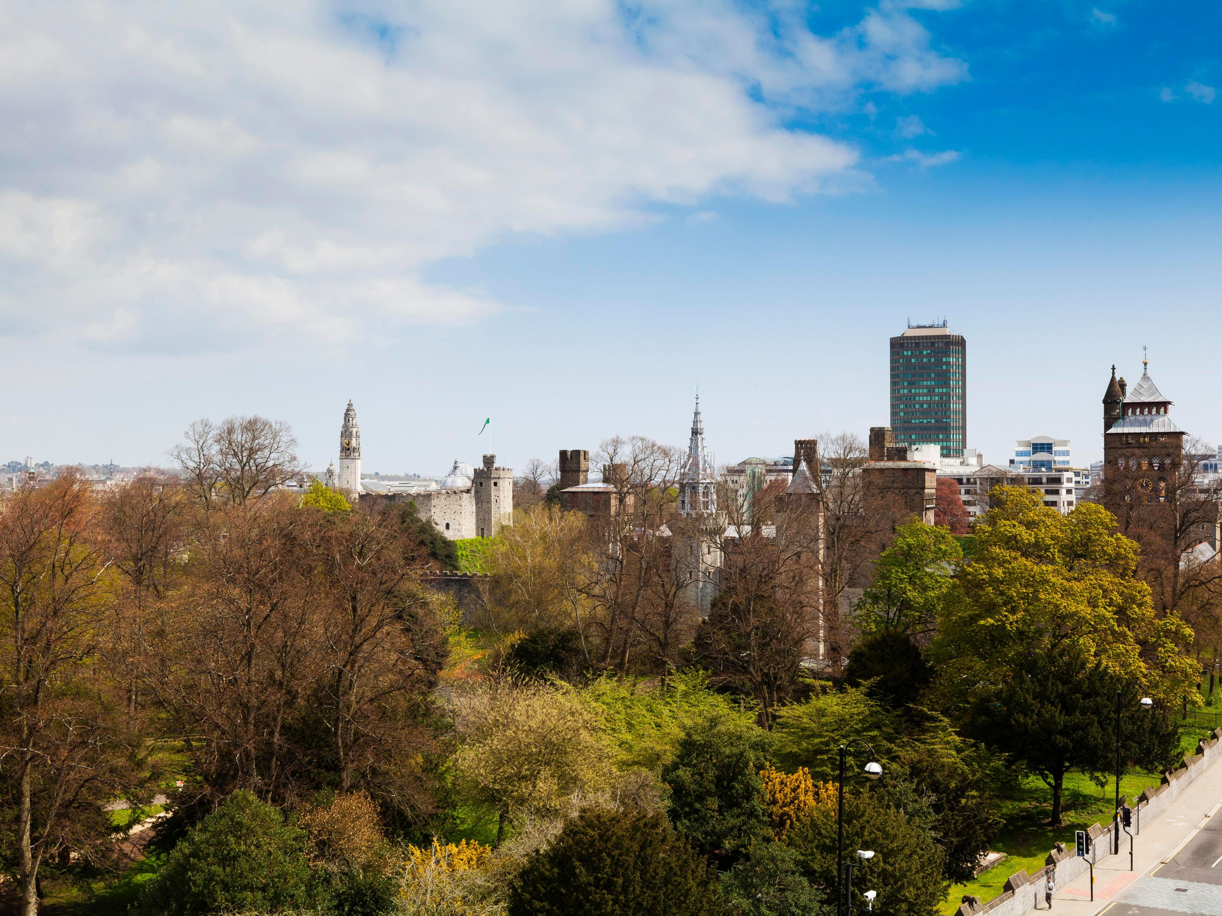 Located centrally opposite Cardiff Castle, just 5 miles from the M4,12 miles from Cardiff International Airport and with Cardiff Central train station just 10 minutes walk away, the hotel is perfect for business or leisure visits. 